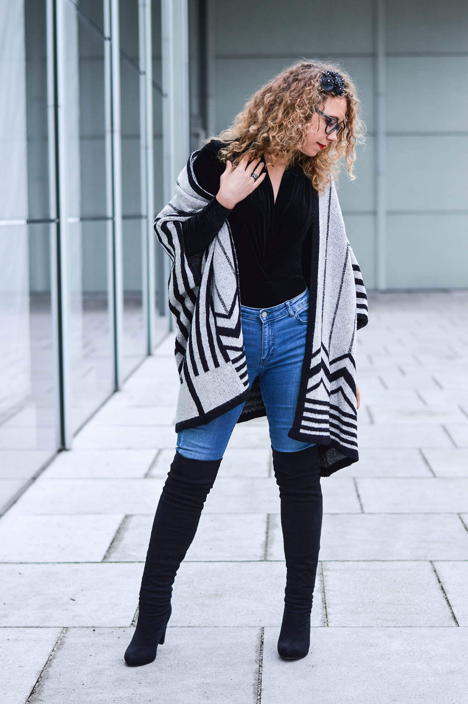 Kationette Fashionblog Outfit: Velvet Bodysuit, Overknees and Zara Cape Streetstyle Curls