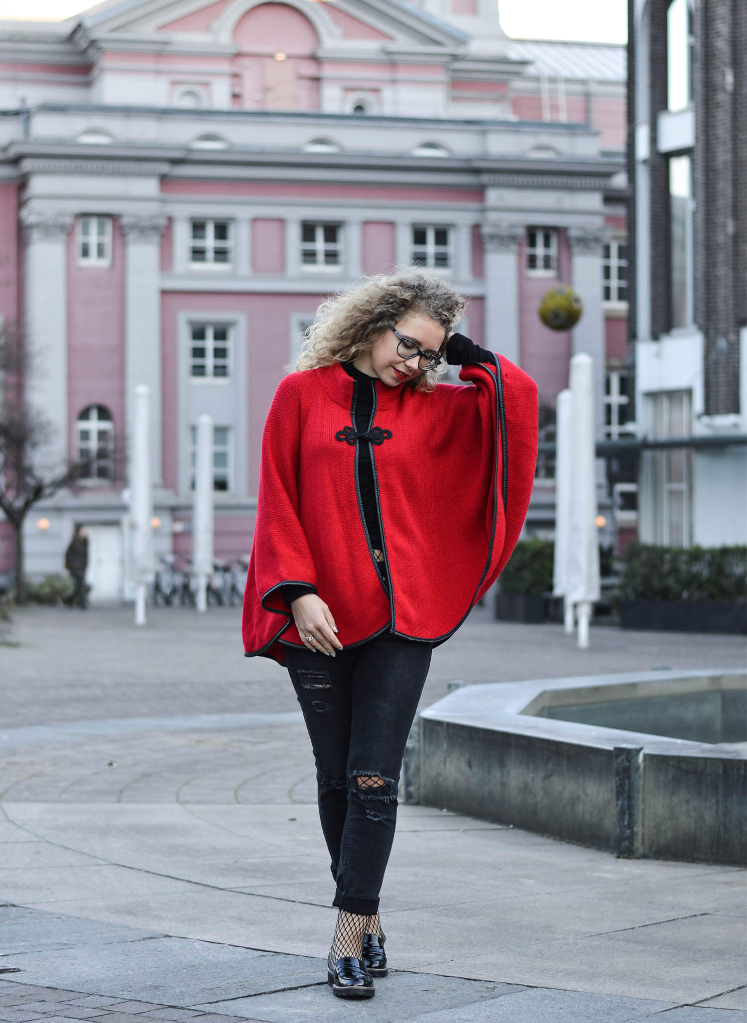 Kationette-Fashionblog-Germany-Streetstyle-Outfit-RedRidingHood-Ripped-Jeans-Fishnet-curls