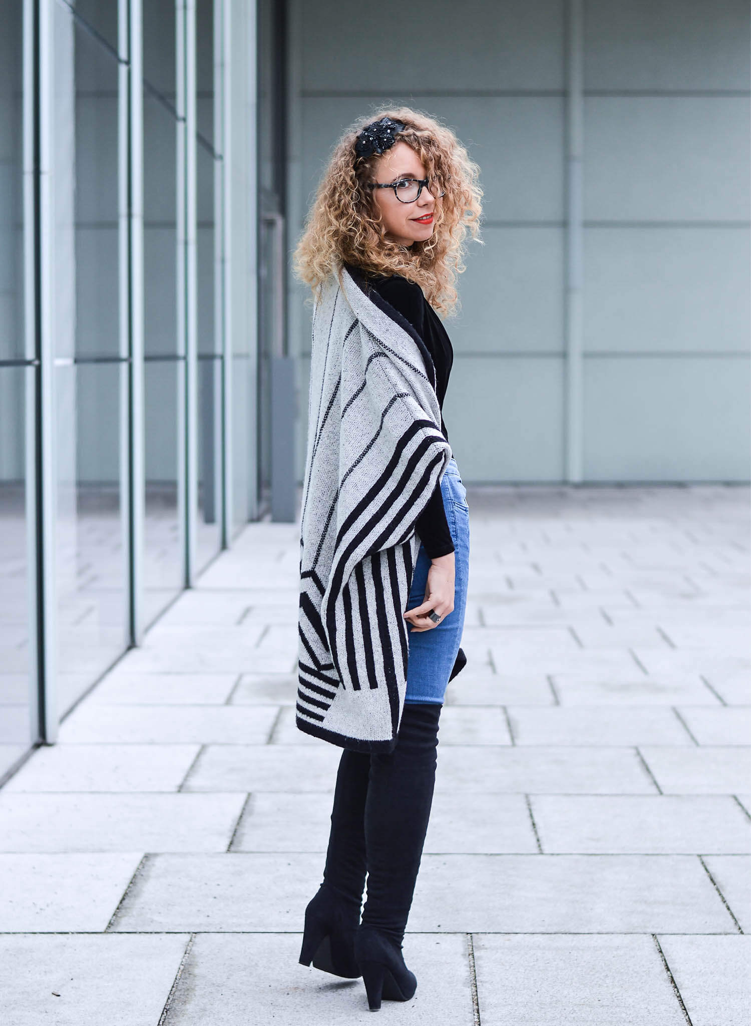 Kationette Fashionblog Outfit: Velvet Bodysuit, Overknees and Zara Cape Streetstyle Curls