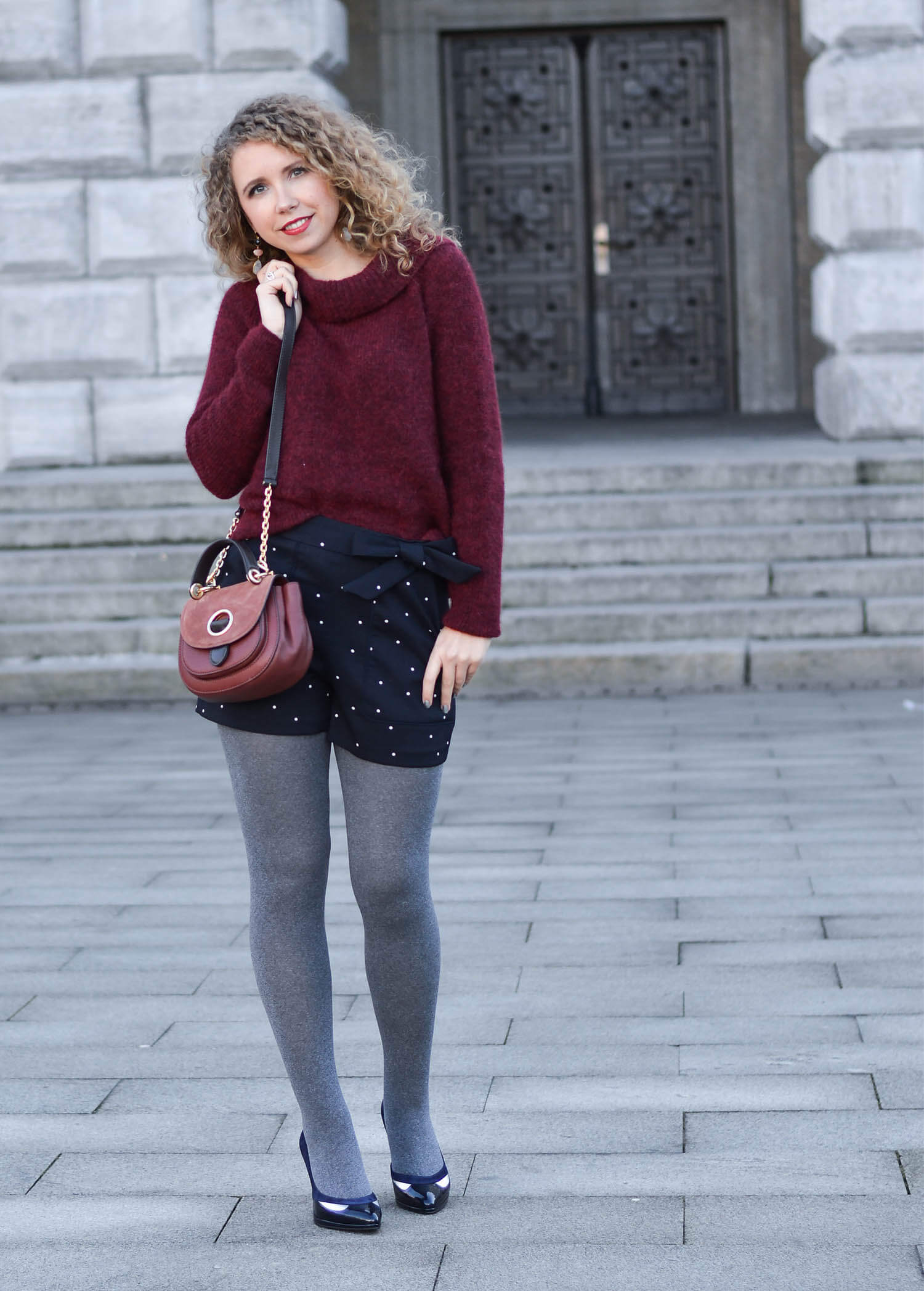 Kationette Fashionblog Outfit: Michael Kors saddle bag, Wool Sweater, Hotpants, Peter Kaiser Pumps