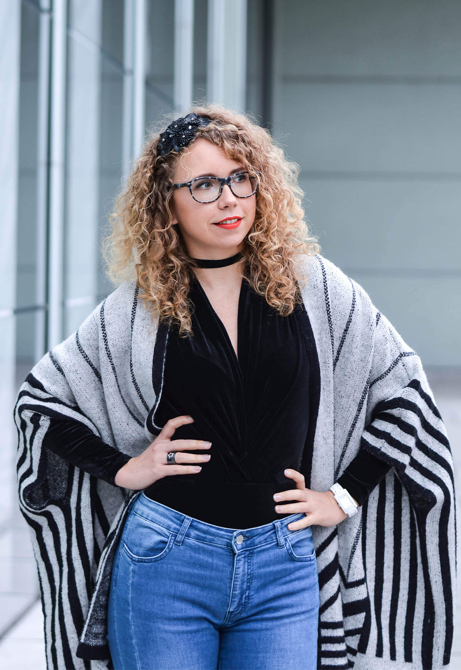 Kationette Fashionblog Outfit: Velvet Bodysuit, Overknees and Zara Cape Streetstyle Curls