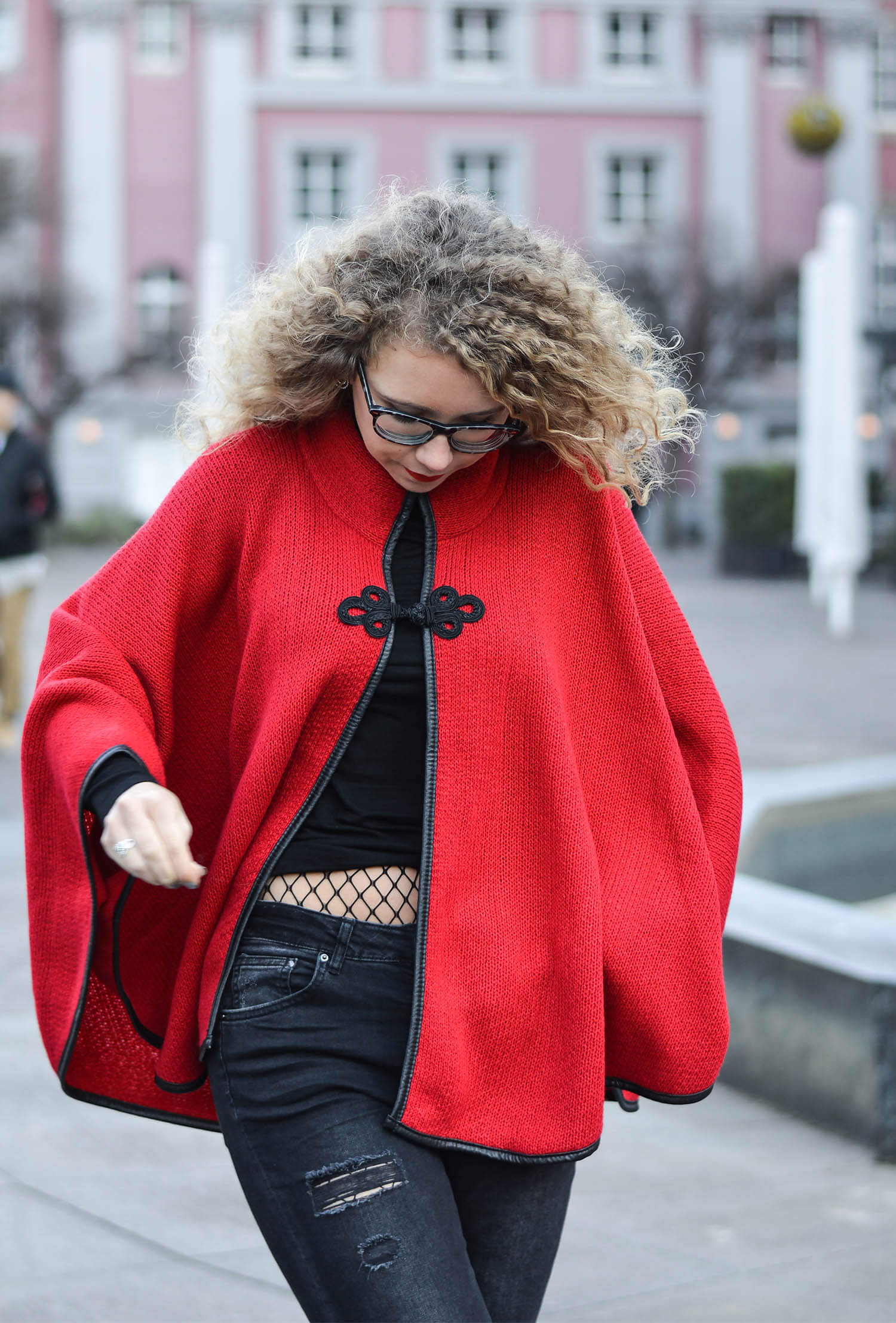 Kationette-Fashionblog-Germany-Streetstyle-Outfit-RedRidingHood-Ripped-Jeans-Fishnet-curls