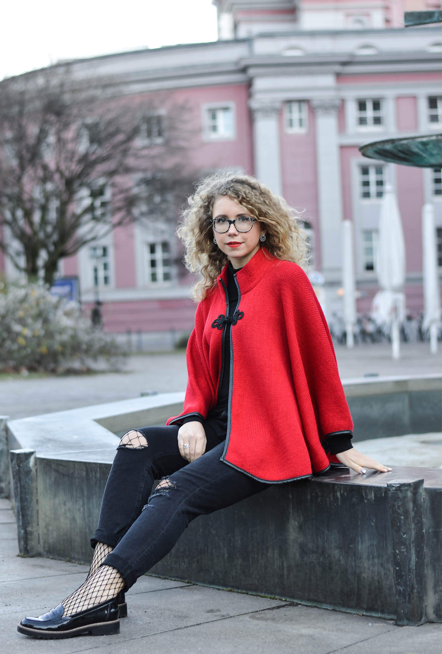 Kationette-Fashionblog-Germany-Streetstyle-Outfit-RedRidingHood-Ripped-Jeans-Fishnet-curls