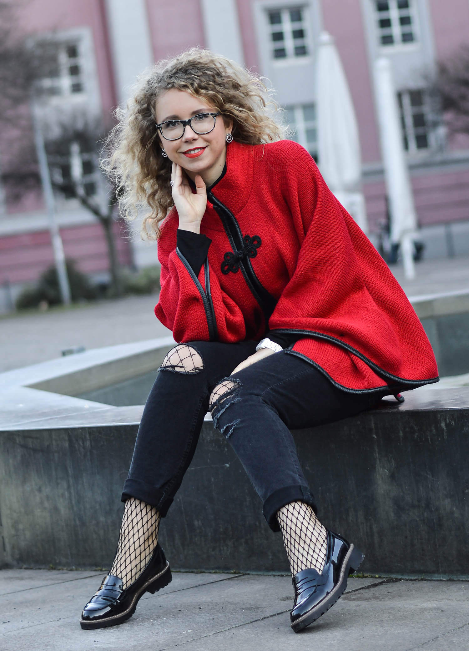 Outfit Red Riding Hood meets Ripped Jeans Fishnet Kationette