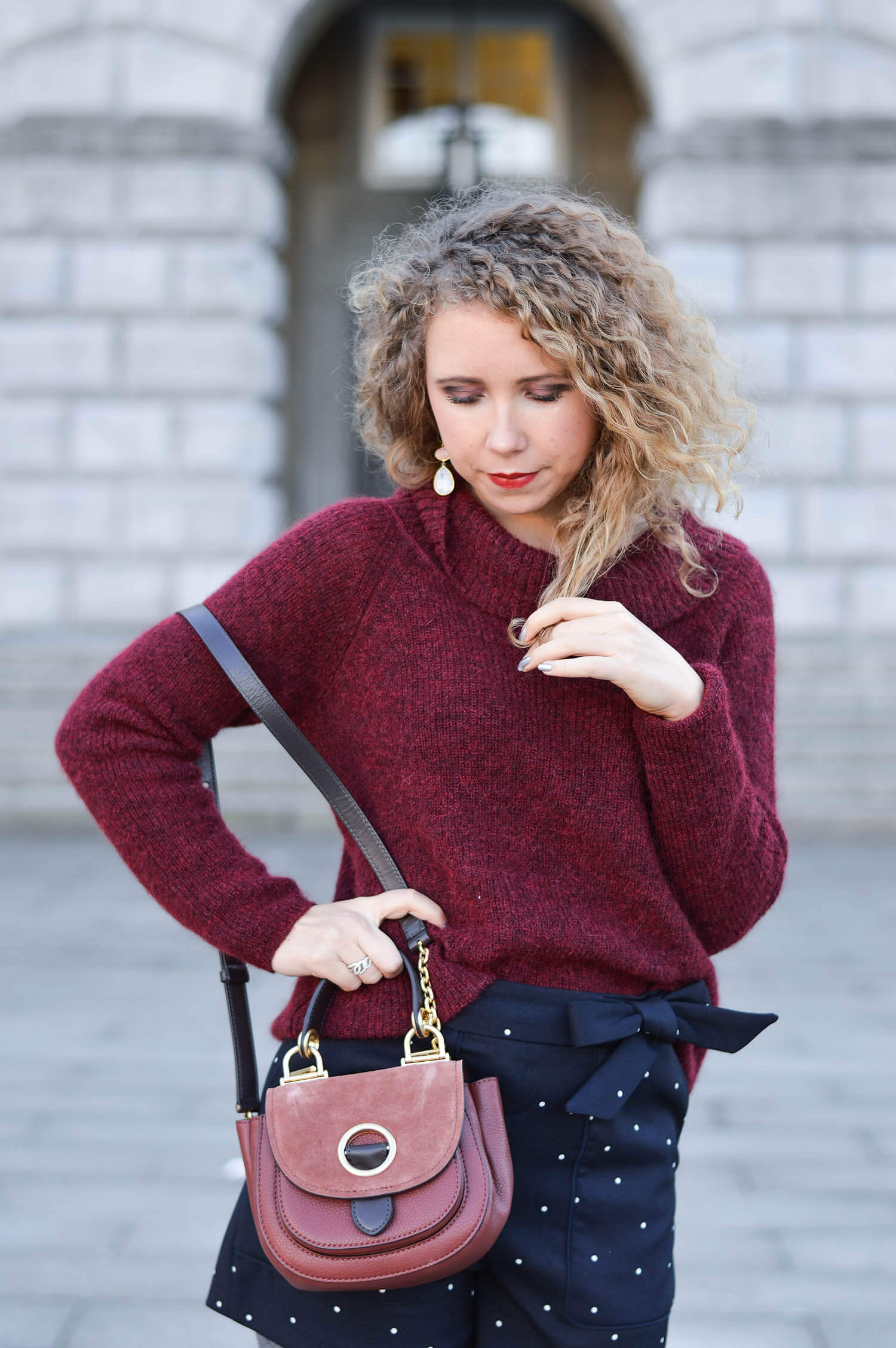 Kationette Fashionblog Outfit: Michael Kors saddle bag, Wool Sweater, Hotpants, Peter Kaiser Pumps, curls