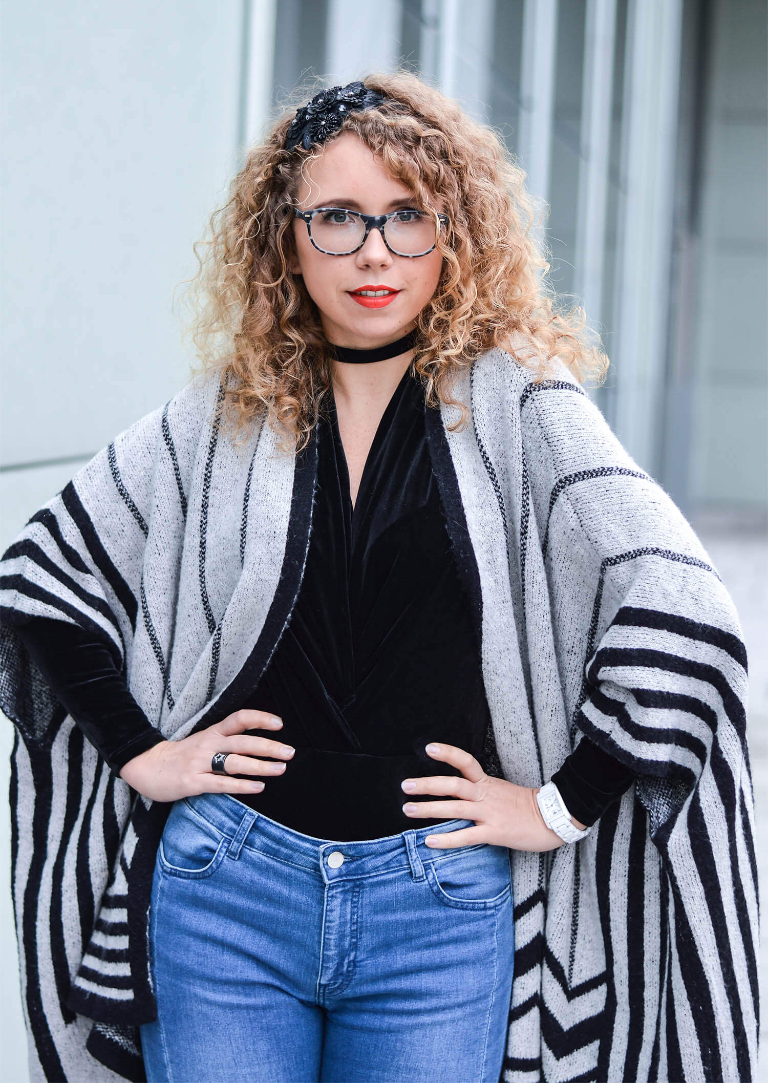 Kationette Fashionblog Outfit: Velvet Bodysuit, Overknees and Zara Cape Streetstyle Curls