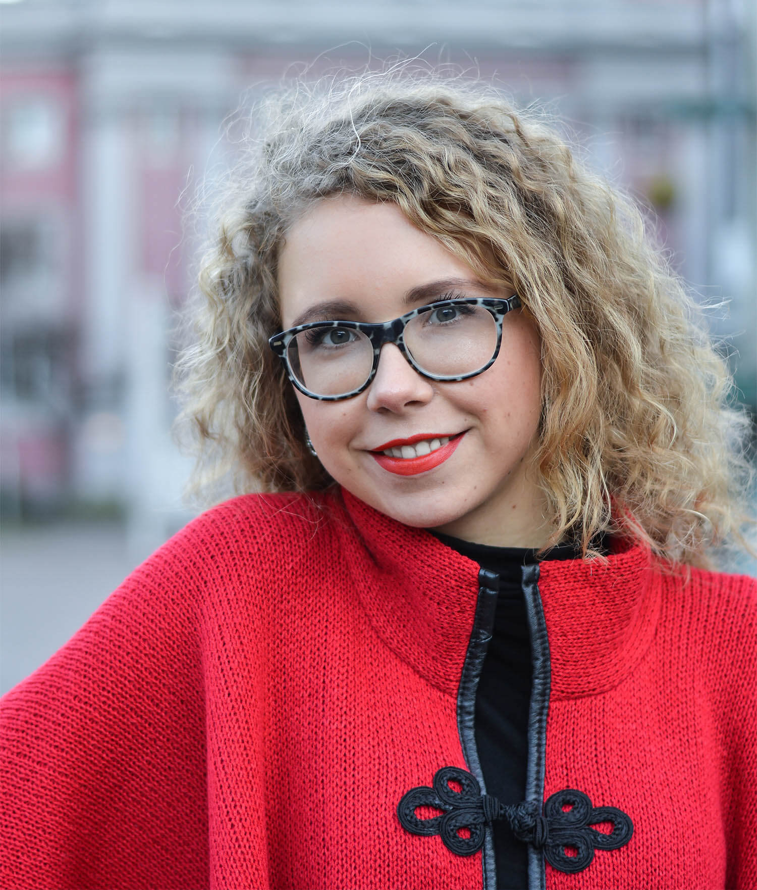 Kationette-Fashionblog-Germany-Streetstyle-Outfit-RedRidingHood-Ripped-Jeans-Fishnet-curls