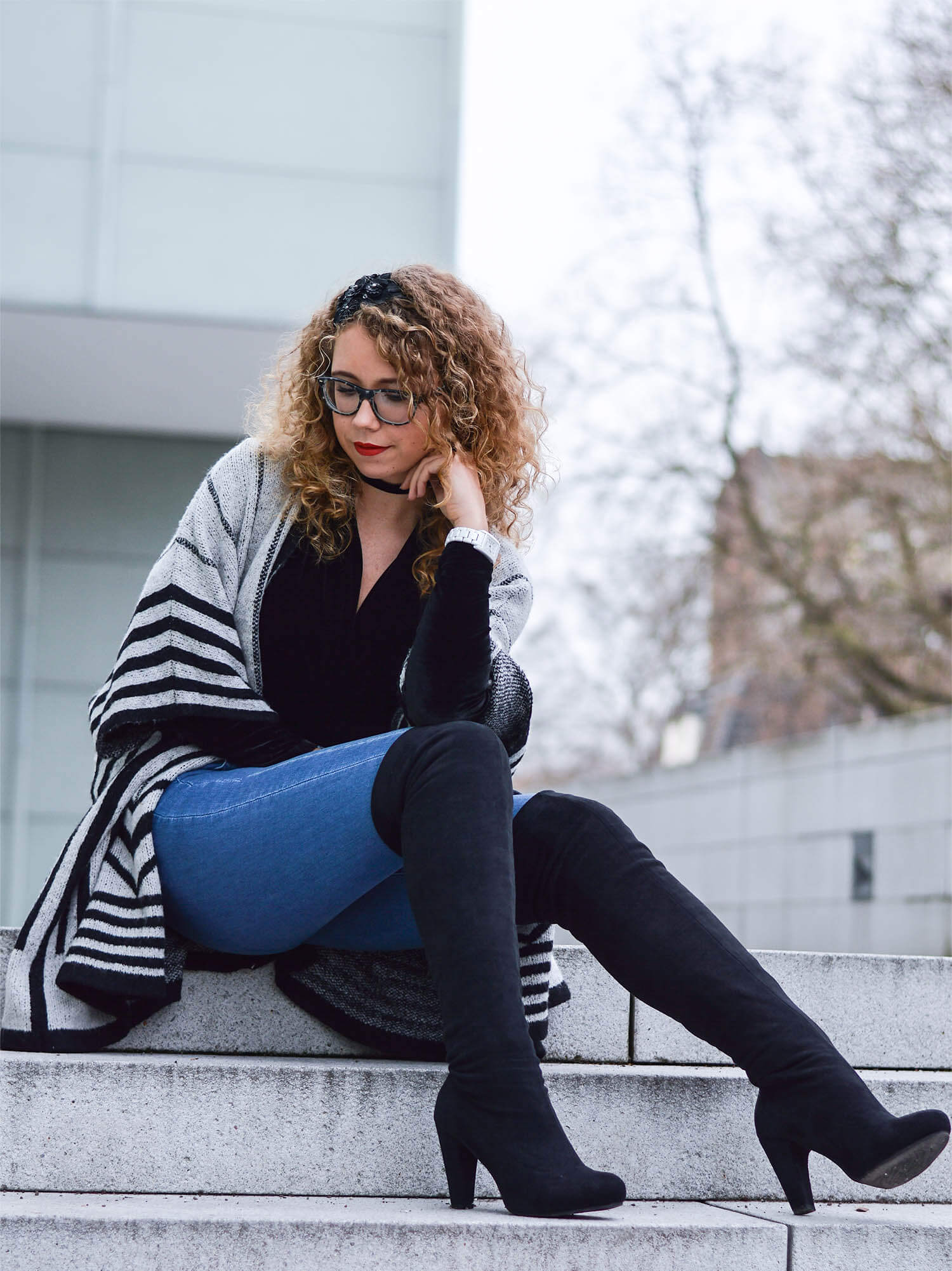 Kationette Fashionblog Outfit: Velvet Bodysuit, Overknees and Zara Cape Streetstyle Curls