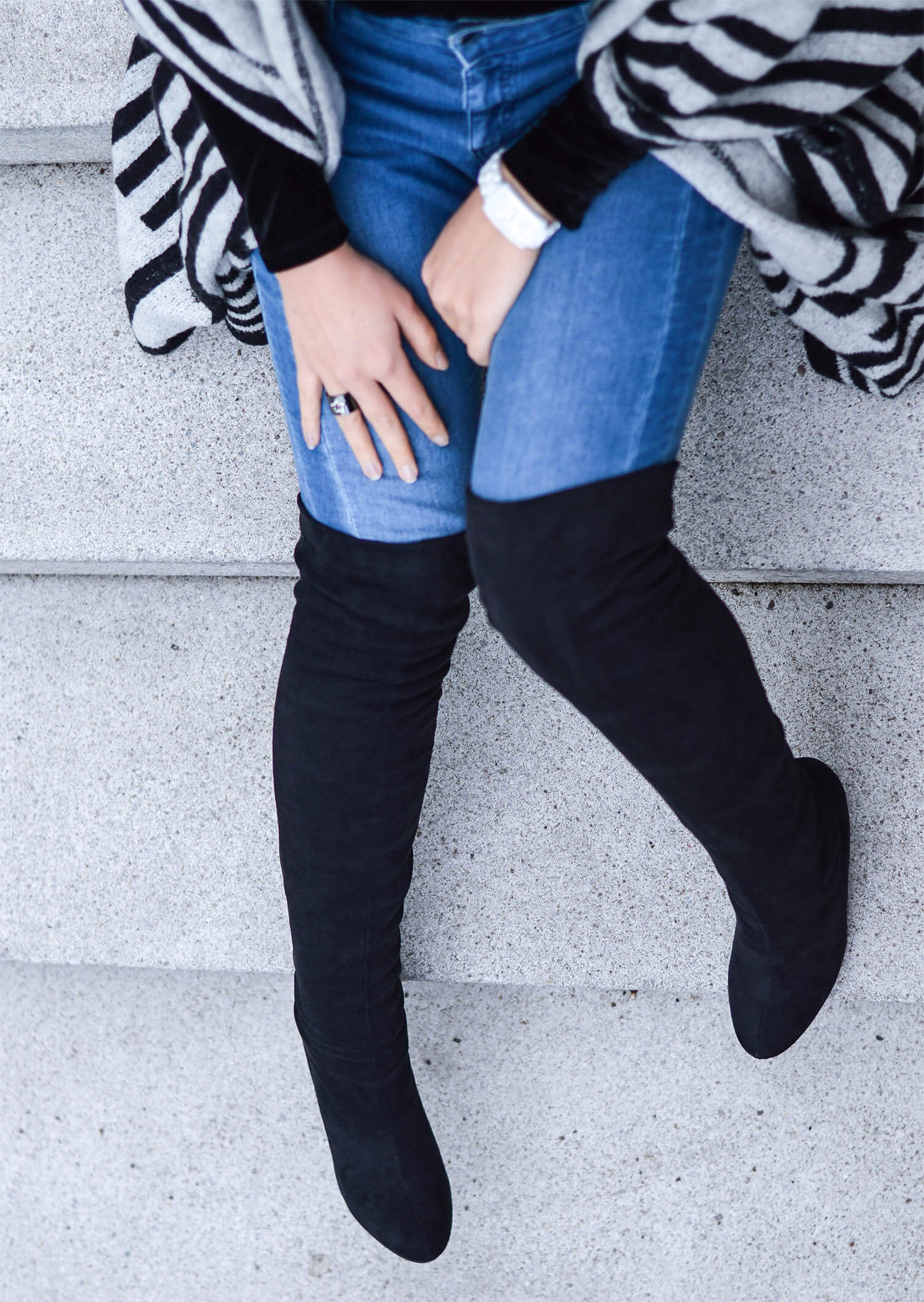 Kationette Fashionblog Outfit: Velvet Bodysuit, Overknees and Zara Cape Streetstyle Curls