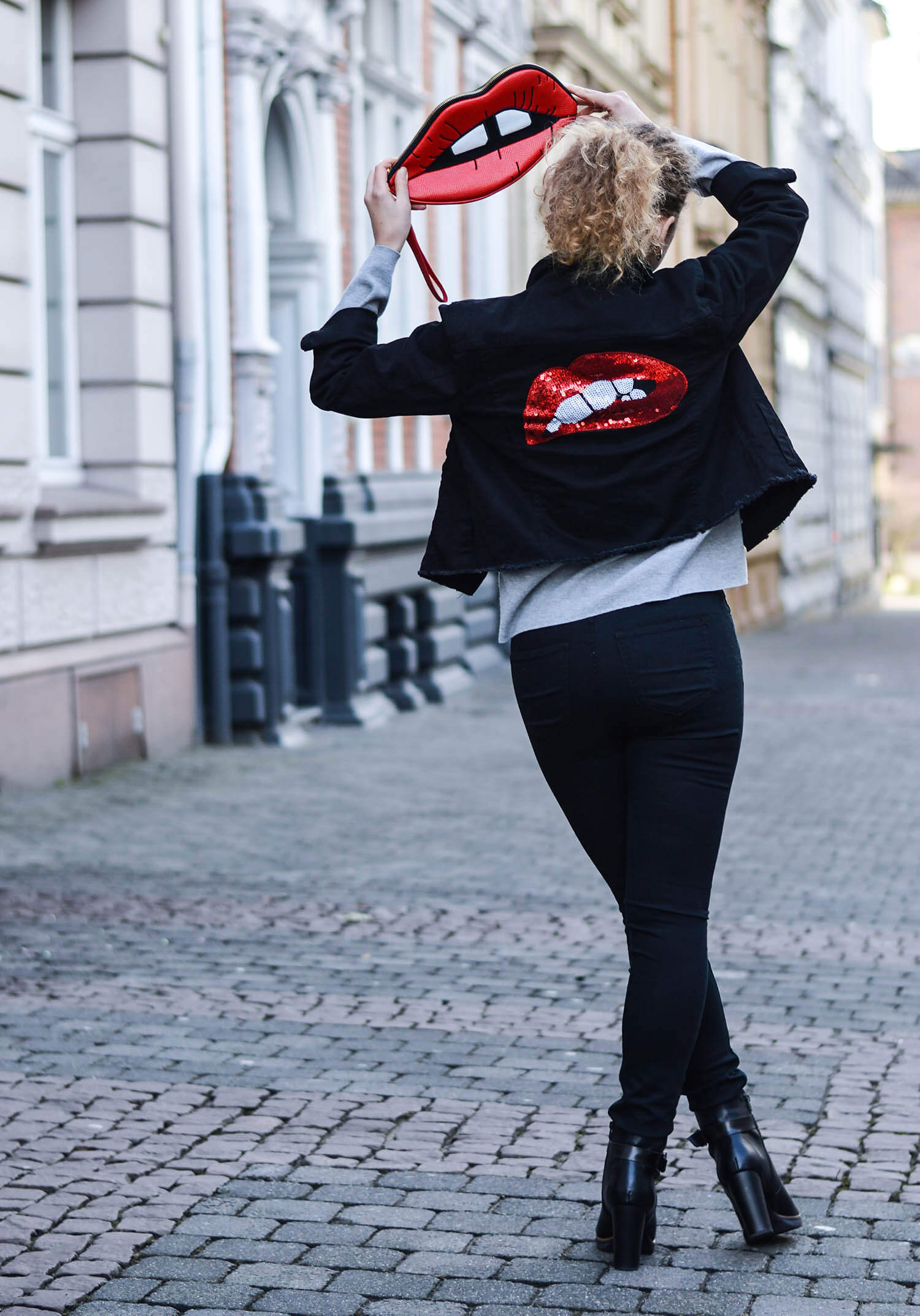 Kationette-fashionblog-nrw-Outfit-Oversized-denim-Jacket-High-Waist-jeans-Kiss-Bag-streetstyle-curls