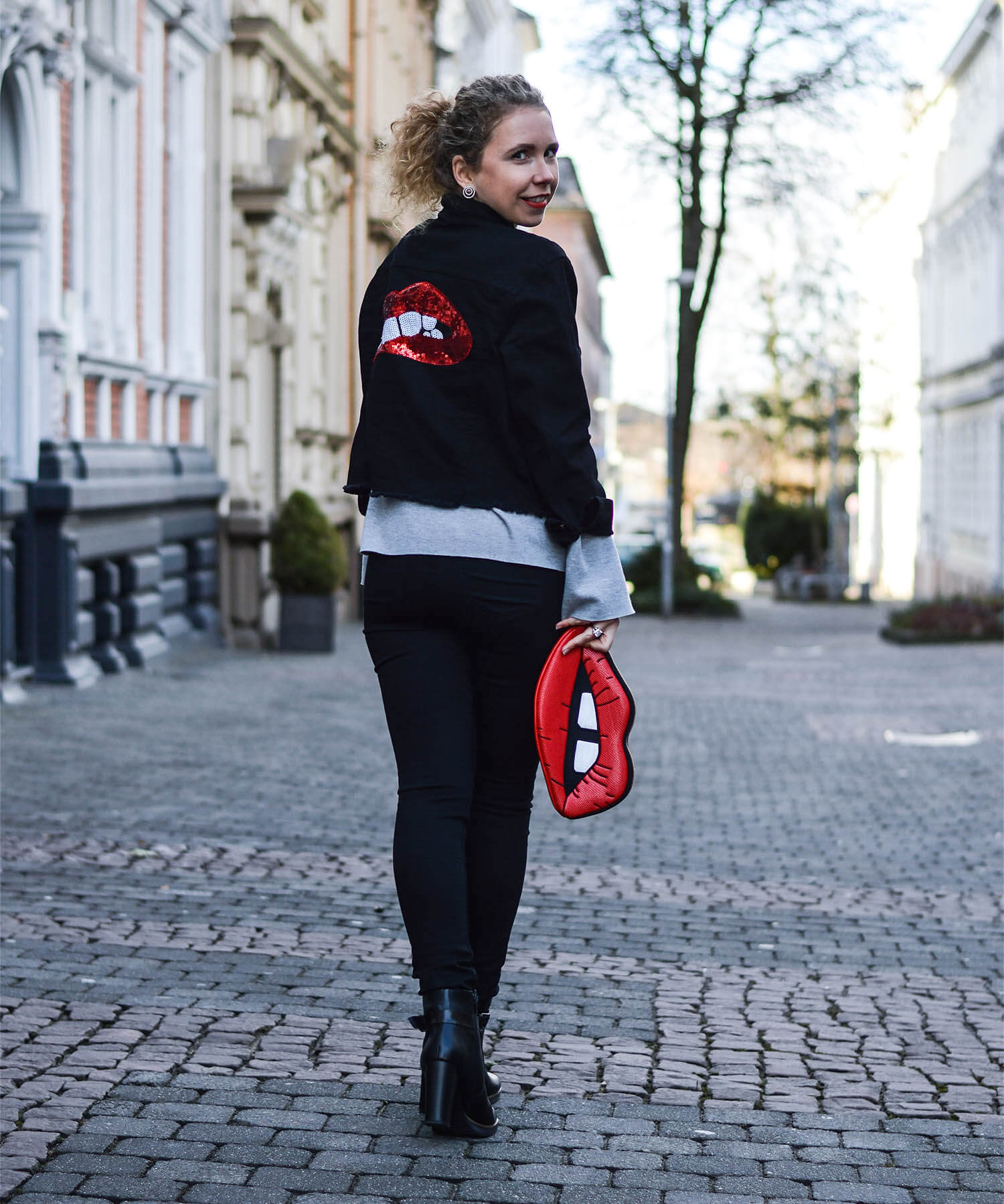 Kationette-fashionblog-nrw-Outfit-Oversized-denim-Jacket-High-Waist-jeans-Kiss-Bag-streetstyle-curls