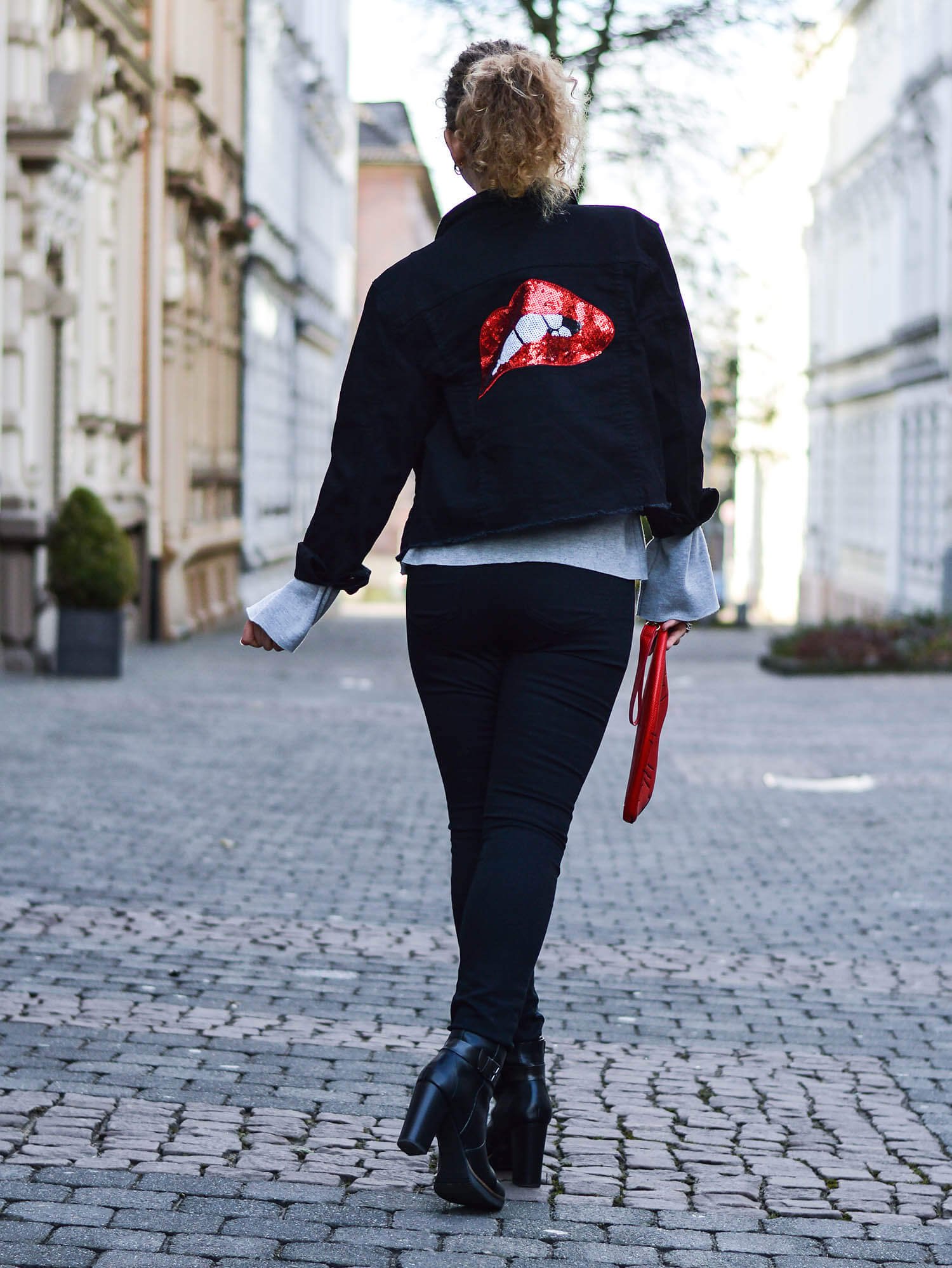 Kationette-fashionblog-nrw-Outfit-Oversized-denim-Jacket-High-Waist-jeans-Kiss-Bag-streetstyle-curls