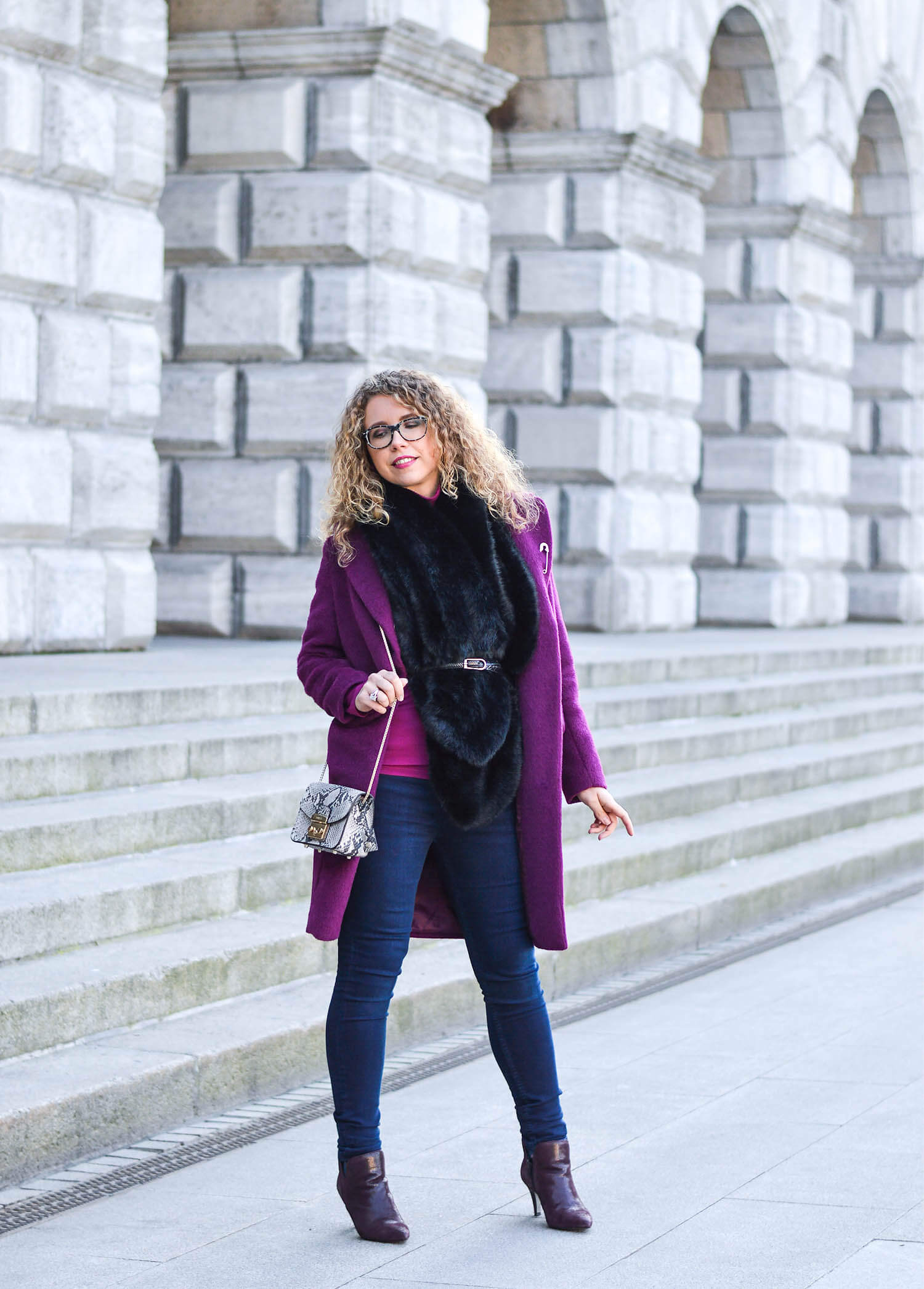 Kationette-fashionblog-Outfit-streetstyle-FakeFur-woolCoat-Furla-ankleBooties-curls