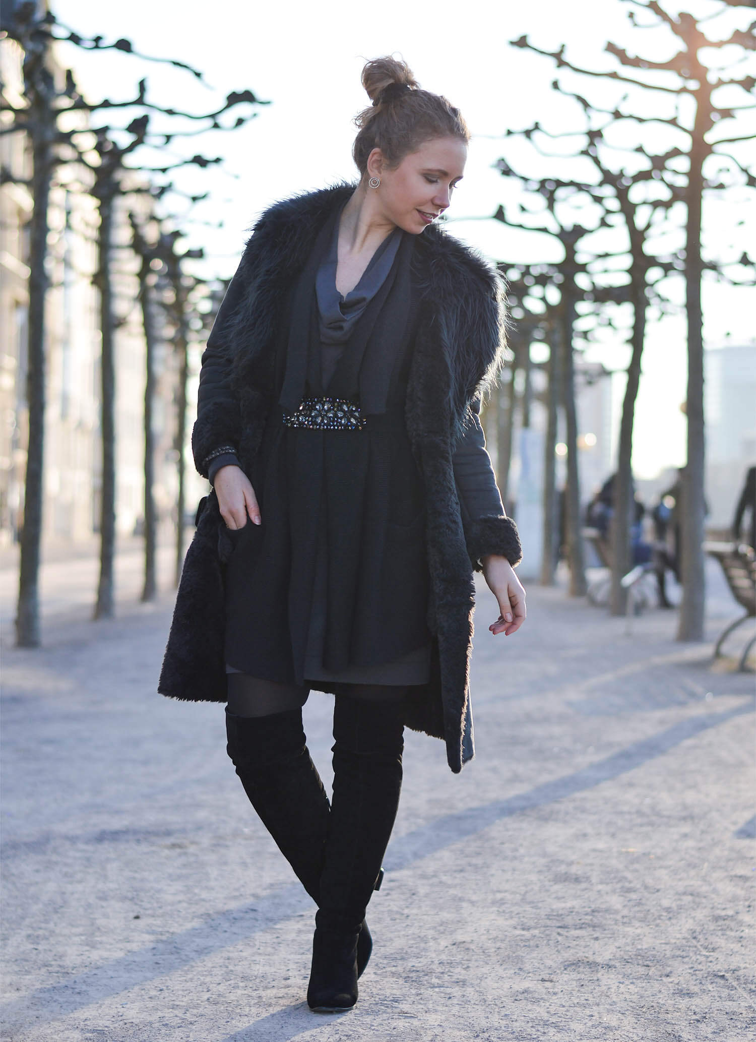 Kationette-fashionblog-Outfit-Shadesofgrey-Shearling-Knit-Overknees-Dusseldorf-curls-bun