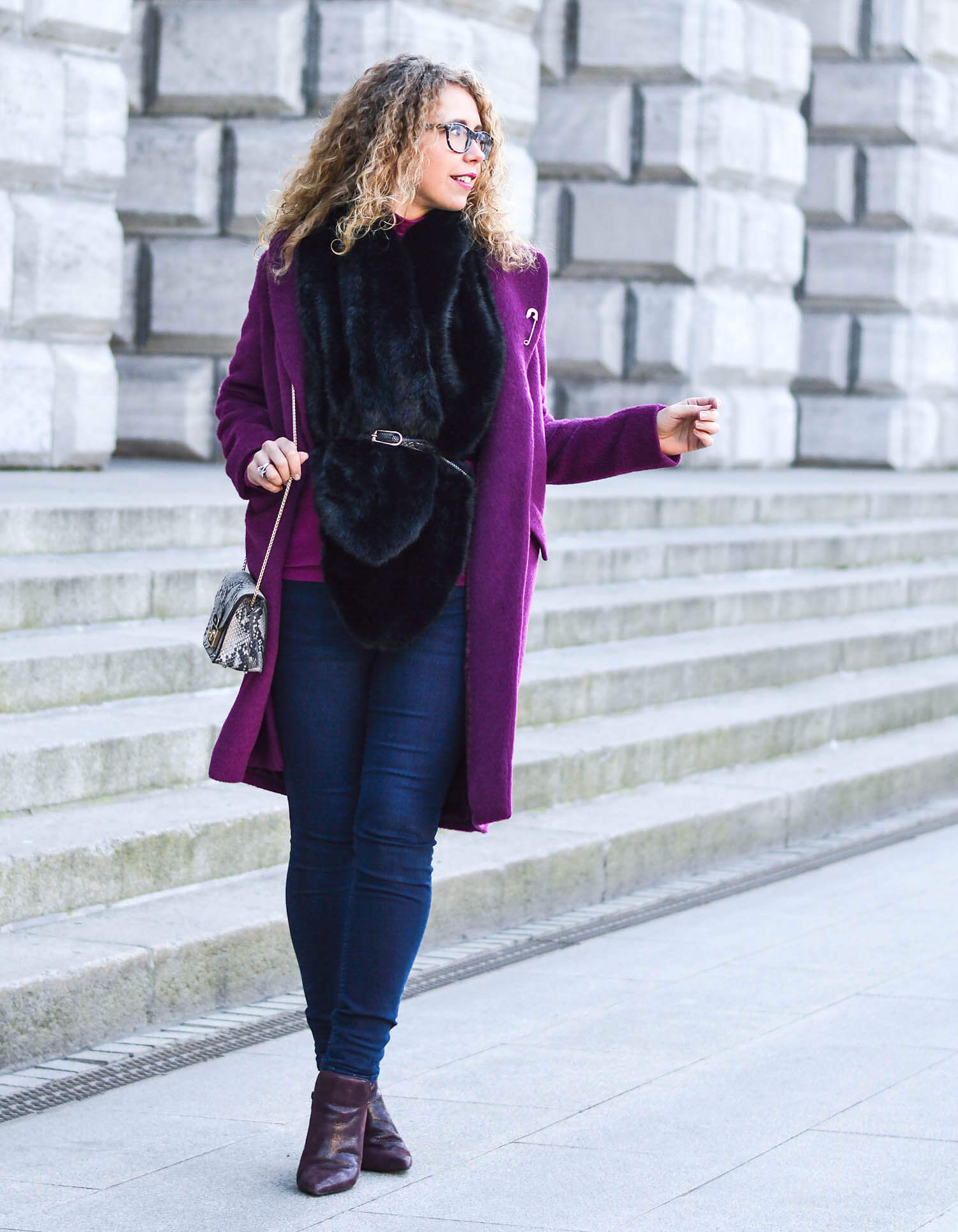 Kationette-fashionblog-Outfit-streetstyle-FakeFur-woolCoat-Furla-ankleBooties-curls