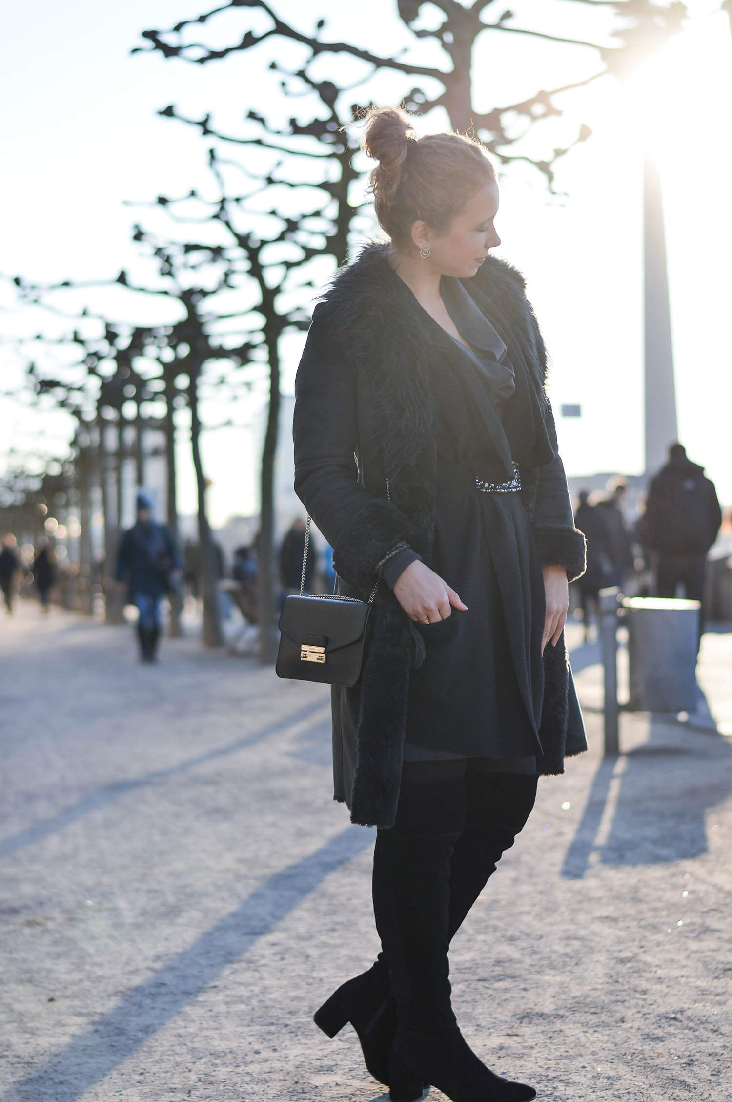 Kationette-fashionblog-Outfit-Shadesofgrey-Shearling-Knit-Overknees-Dusseldorf-curls-bun-furla