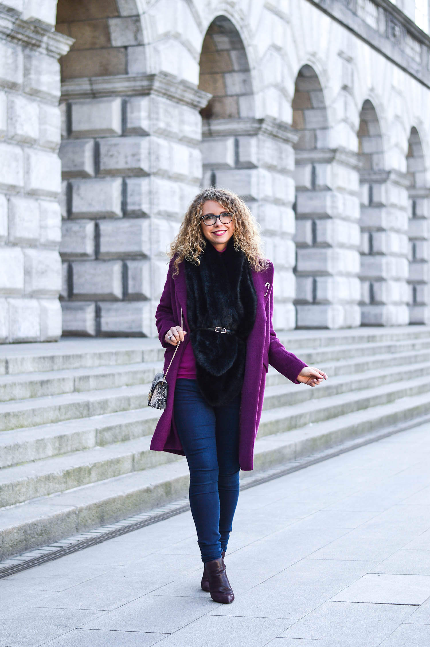 Kationette-fashionblog-Outfit-streetstyle-FakeFur-woolCoat-Furla-ankleBooties-curls