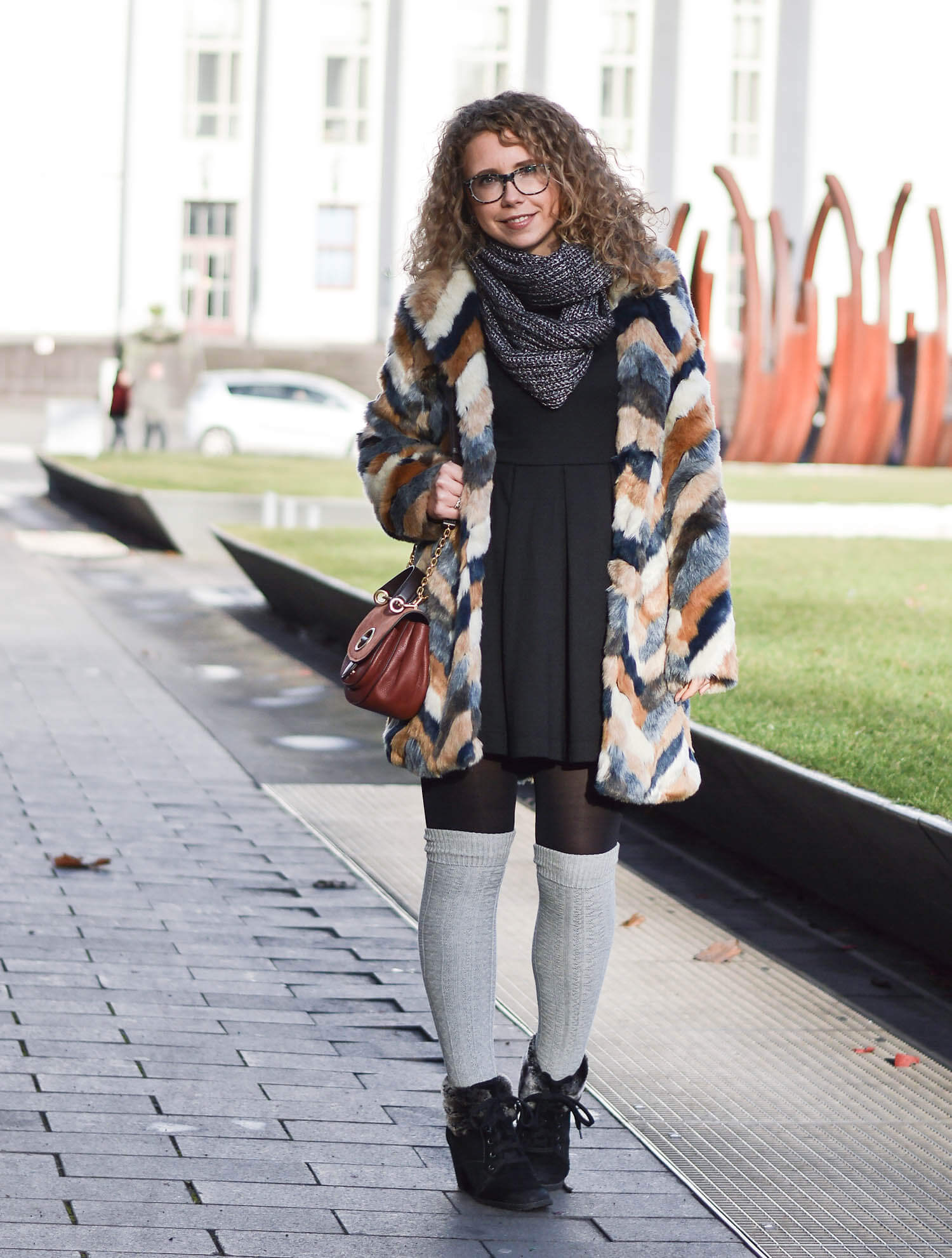 Kationette-fashionblog-Outfit-Cozy-Winter-streetstyle-Fake-Fur-Overknee-Socks-michaelkors-saddlebag-curls