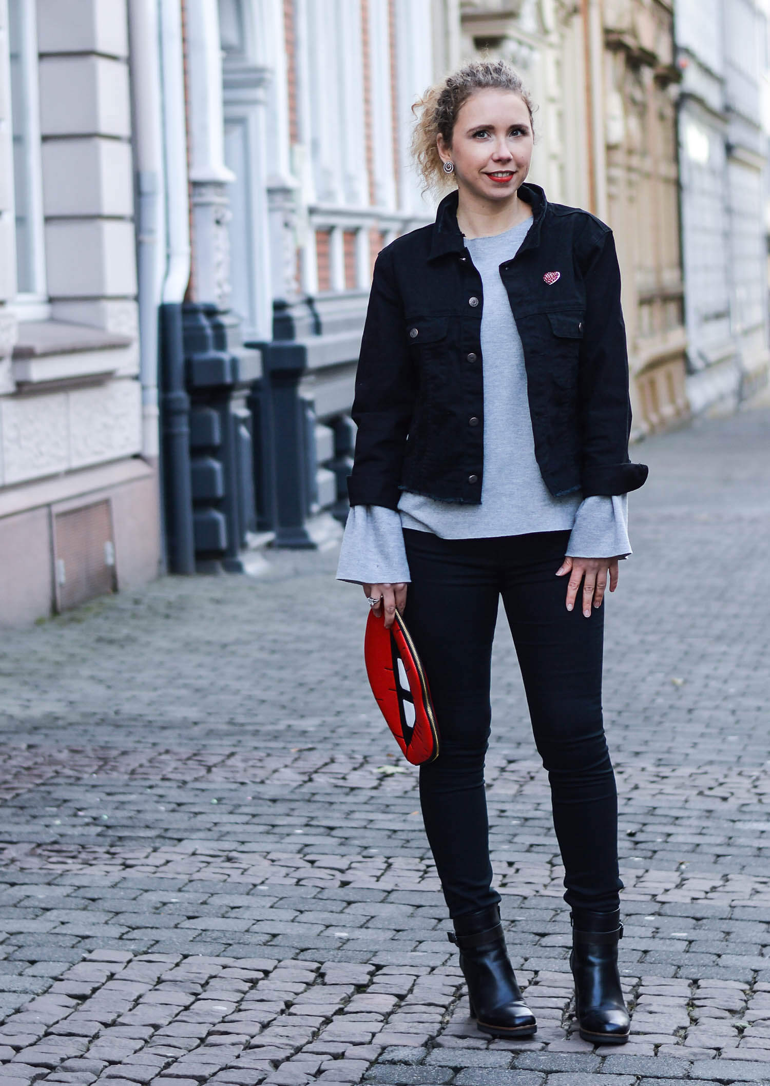 Kationette-fashionblog-nrw-Outfit-Oversized-denim-Jacket-High-Waist-jeans-Kiss-Bag-streetstyle-curls