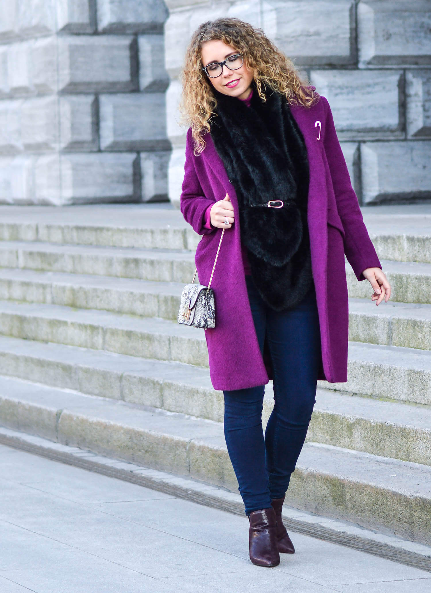 Kationette-fashionblog-Outfit-streetstyle-FakeFur-woolCoat-Furla-ankleBooties-curls