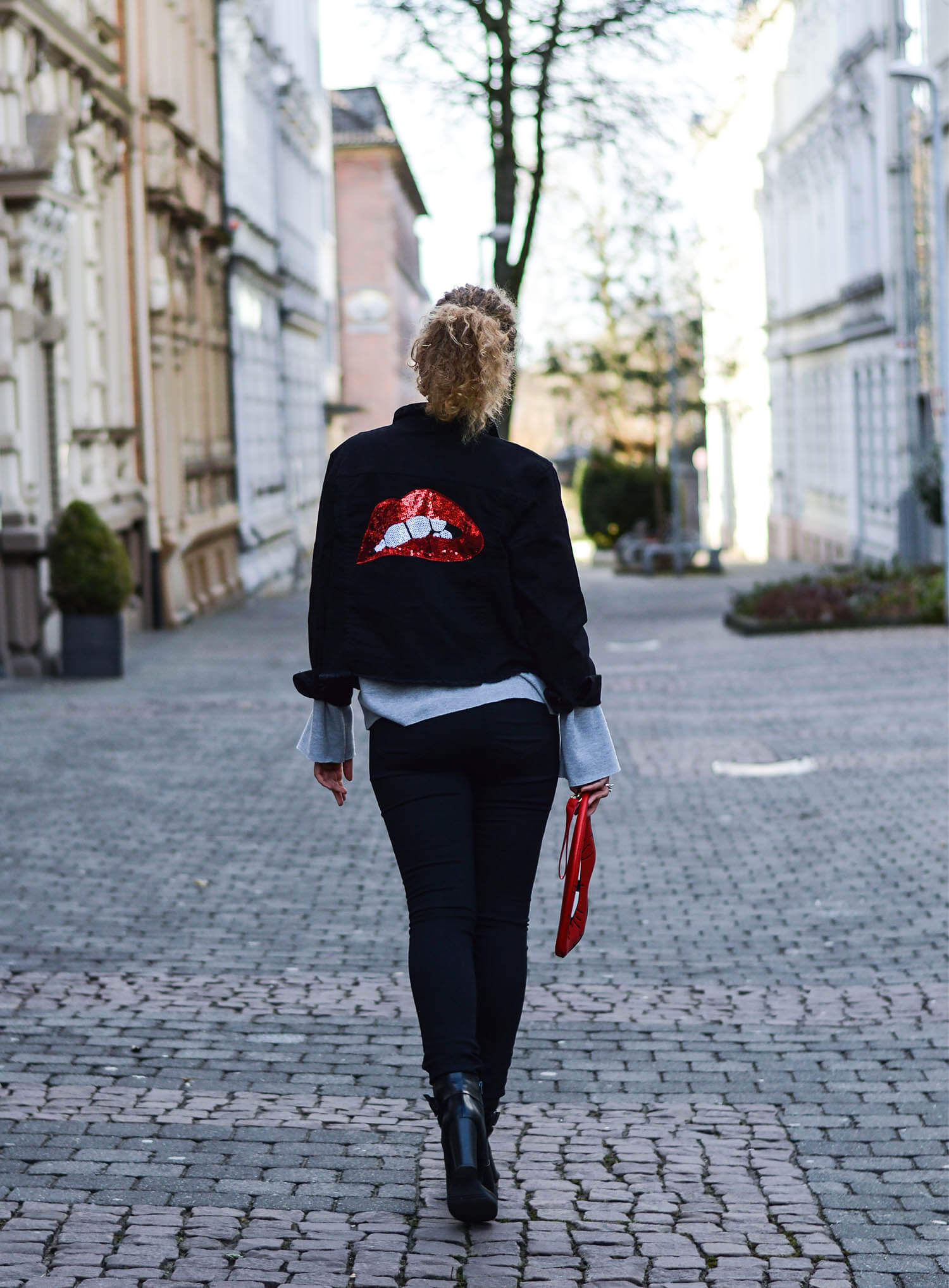 Kationette-fashionblog-nrw-Outfit-Oversized-denim-Jacket-High-Waist-jeans-Kiss-Bag-streetstyle-curls