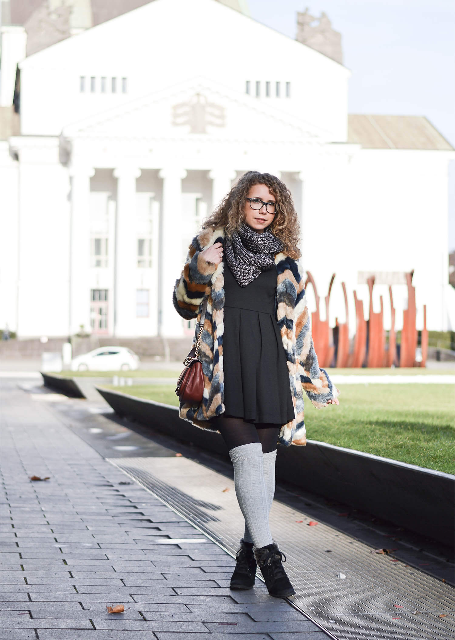 Kationette-fashionblog-Outfit-Cozy-Winter-streetstyle-Fake-Fur-Overknee-Socks-michaelkors-saddlebag-curls