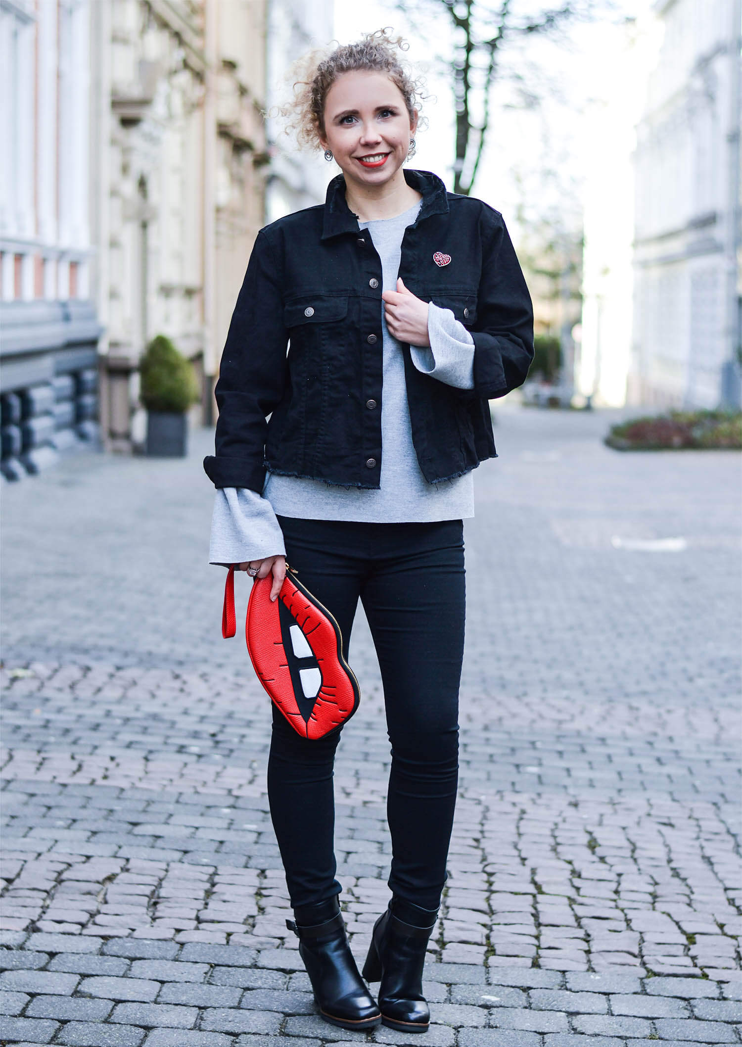 Kationette-fashionblog-nrw-Outfit-Oversized-denim-Jacket-High-Waist-jeans-Kiss-Bag-streetstyle-curls