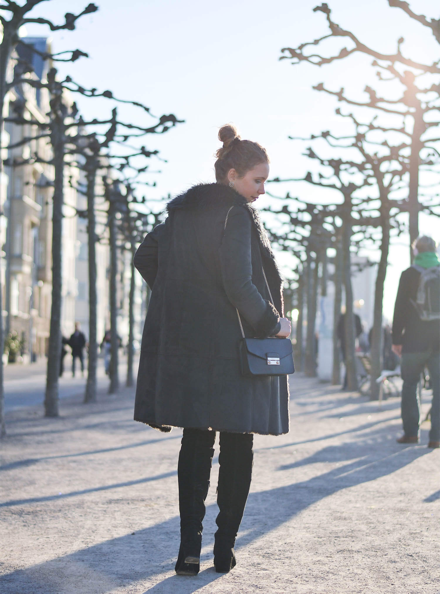 Kationette-fashionblog-Outfit-Shadesofgrey-Shearling-Knit-Overknees-Dusseldorf-curls-bun-furla