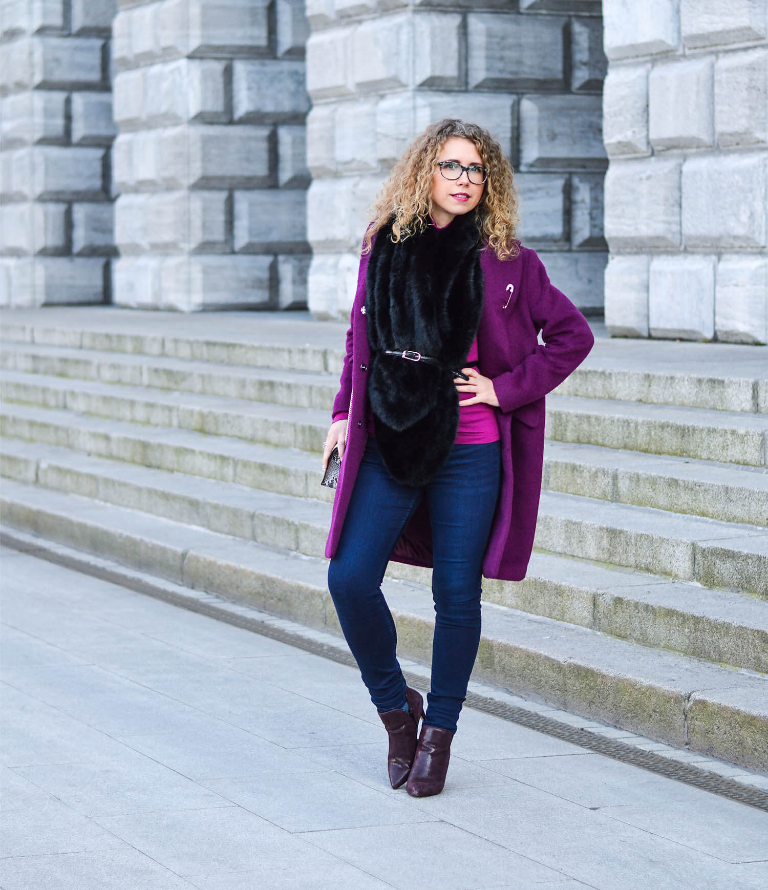 Kationette-fashionblog-Outfit-streetstyle-FakeFur-woolCoat-Furla-ankleBooties-curls