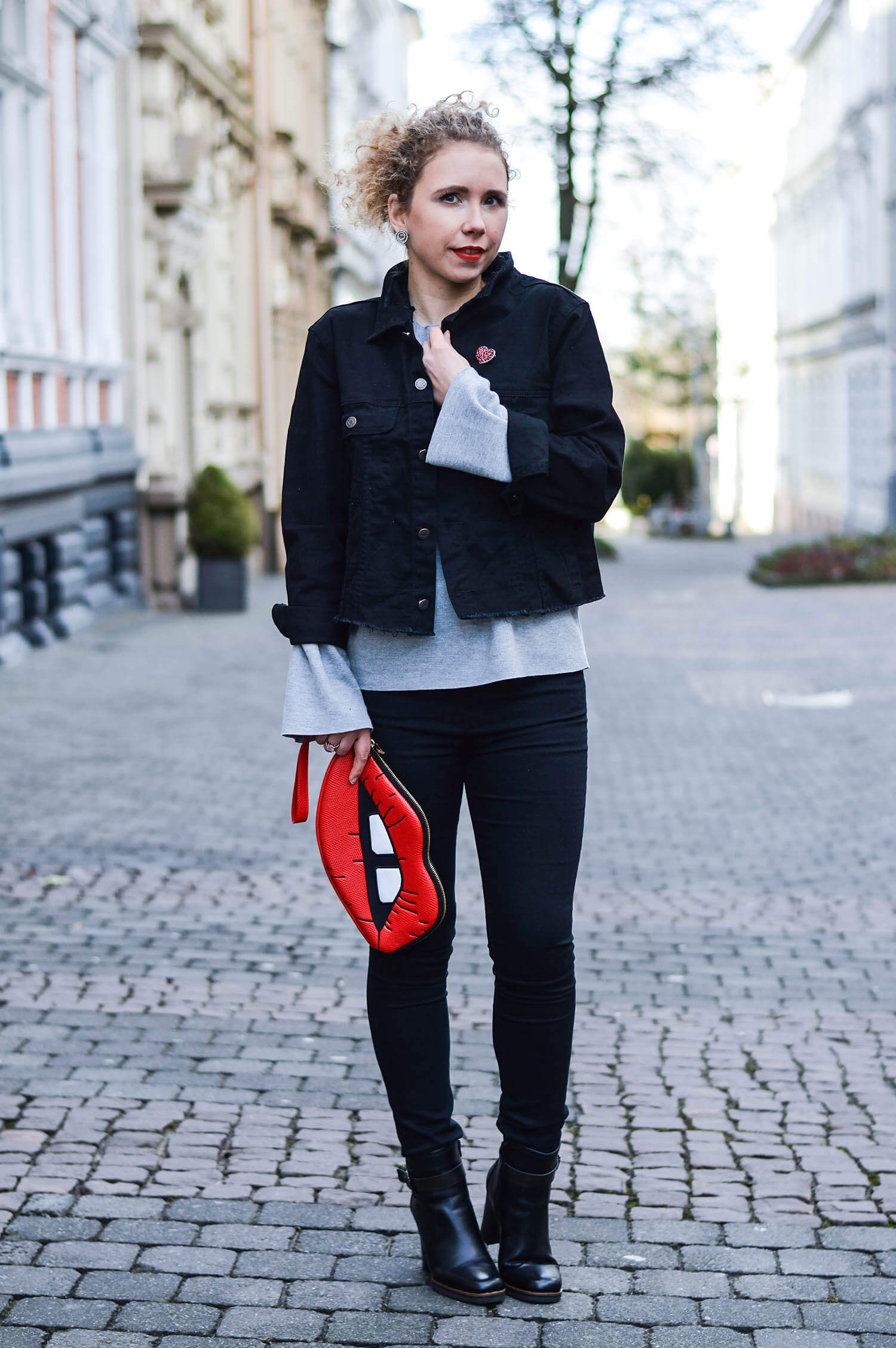 Kationette-fashionblog-nrw-Outfit-Oversized-denim-Jacket-High-Waist-jeans-Kiss-Bag-streetstyle-curls