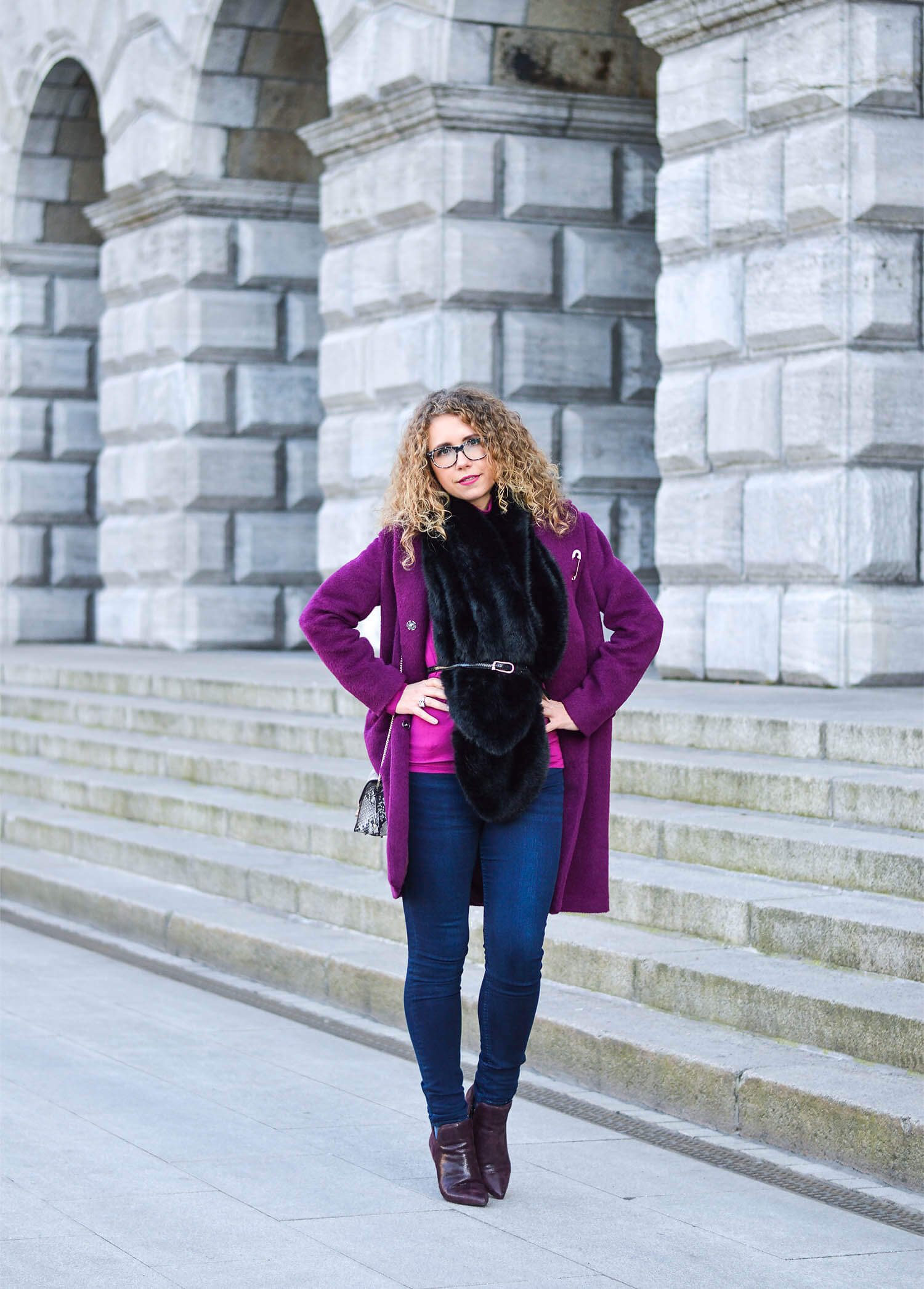 Kationette-fashionblog-Outfit-streetstyle-FakeFur-woolCoat-Furla-ankleBooties-curls