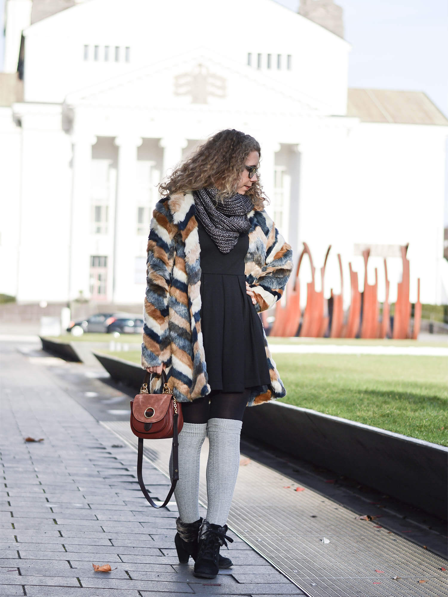 Kationette-fashionblog-Outfit-Cozy-Winter-streetstyle-Fake-Fur-Overknee-Socks-michaelkors-saddlebag-curls