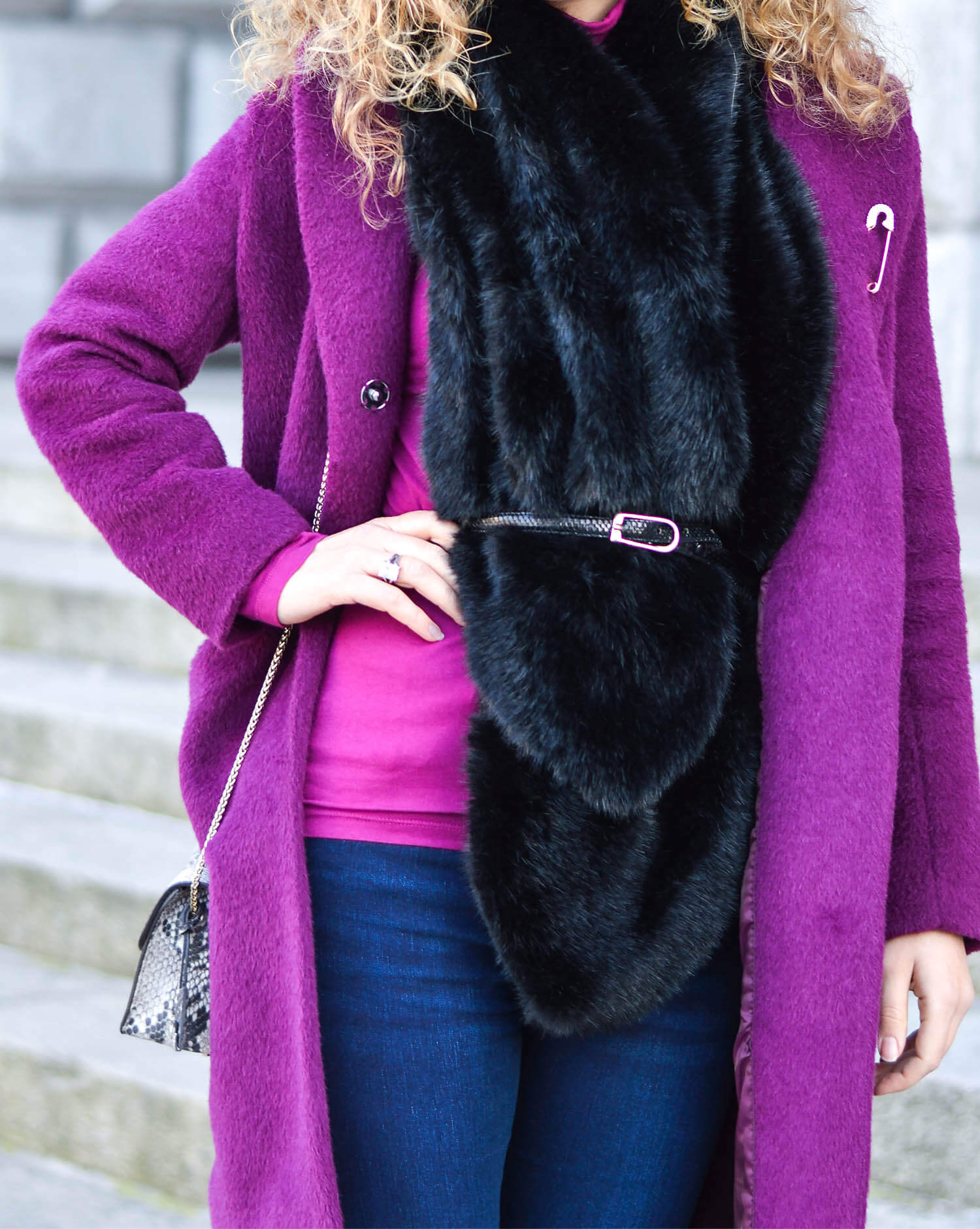 Kationette-fashionblog-Outfit-streetstyle-FakeFur-woolCoat-Furla-ankleBooties-curls