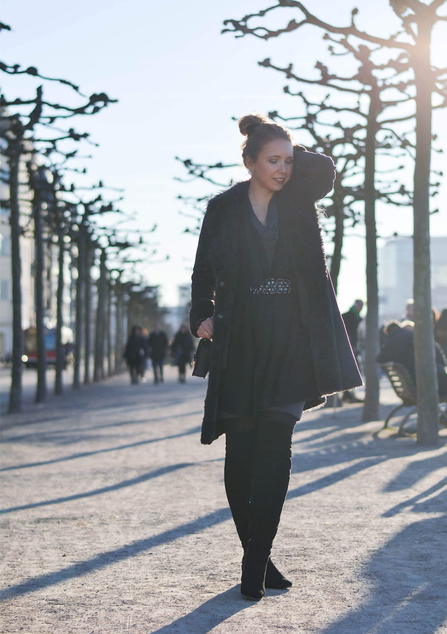 Kationette-fashionblog-Outfit-Shadesofgrey-Shearling-Knit-Overknees-Dusseldorf-curls