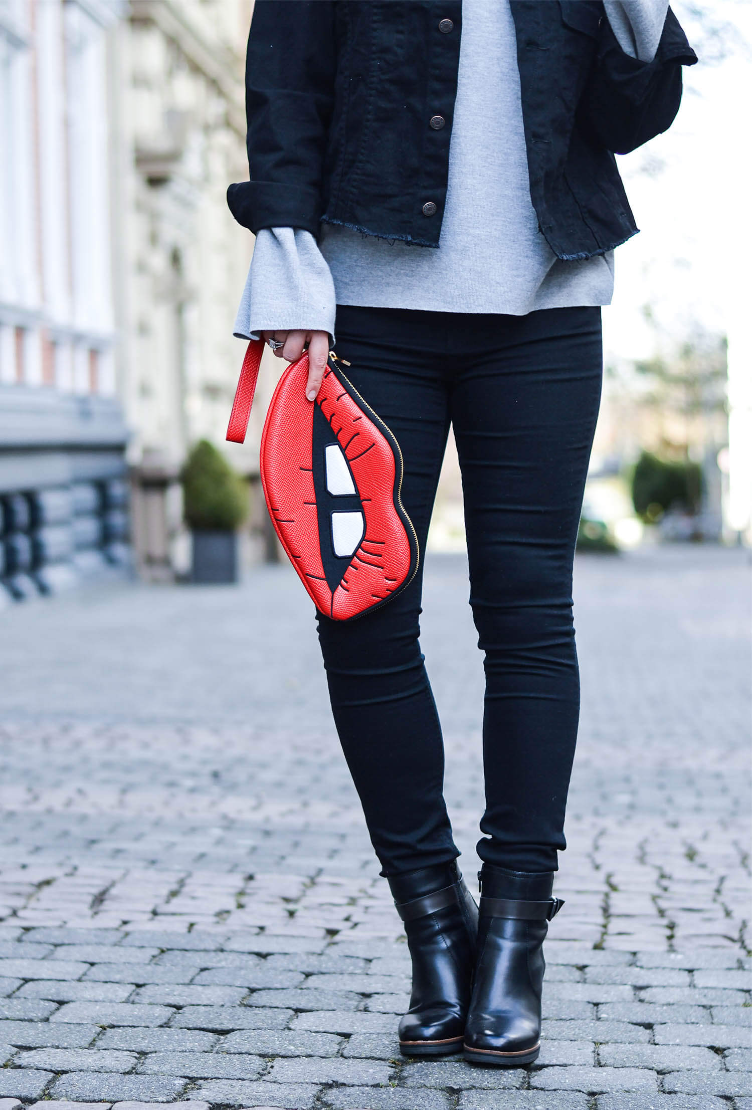 Kationette-fashionblog-nrw-Outfit-Oversized-denim-Jacket-High-Waist-jeans-Kiss-Bag-streetstyle-curls