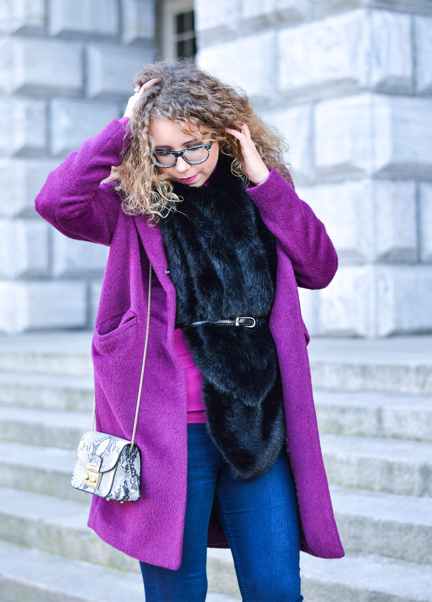 Kationette-fashionblog-Outfit-streetstyle-FakeFur-woolCoat-Furla-ankleBooties-curls