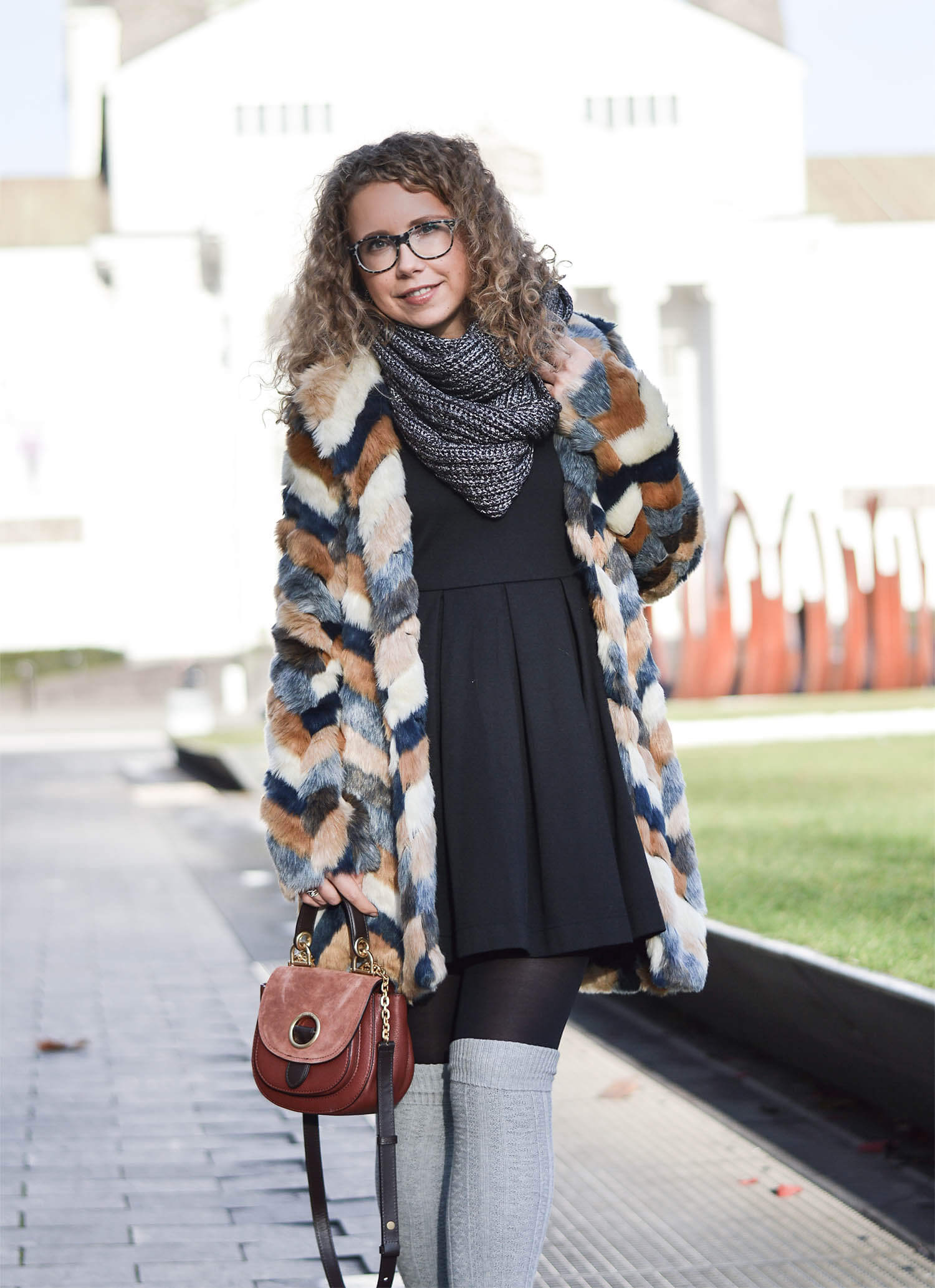 Kationette-fashionblog-Outfit-Cozy-Winter-streetstyle-Fake-Fur-Overknee-Socks-michaelkors-saddlebag-curls