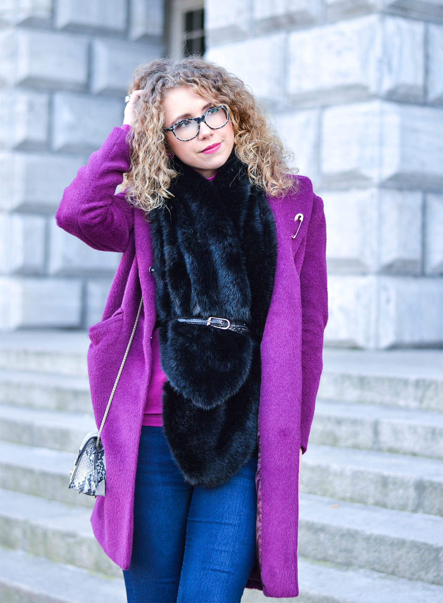 Kationette-fashionblog-Outfit-streetstyle-FakeFur-woolCoat-Furla-ankleBooties-curls