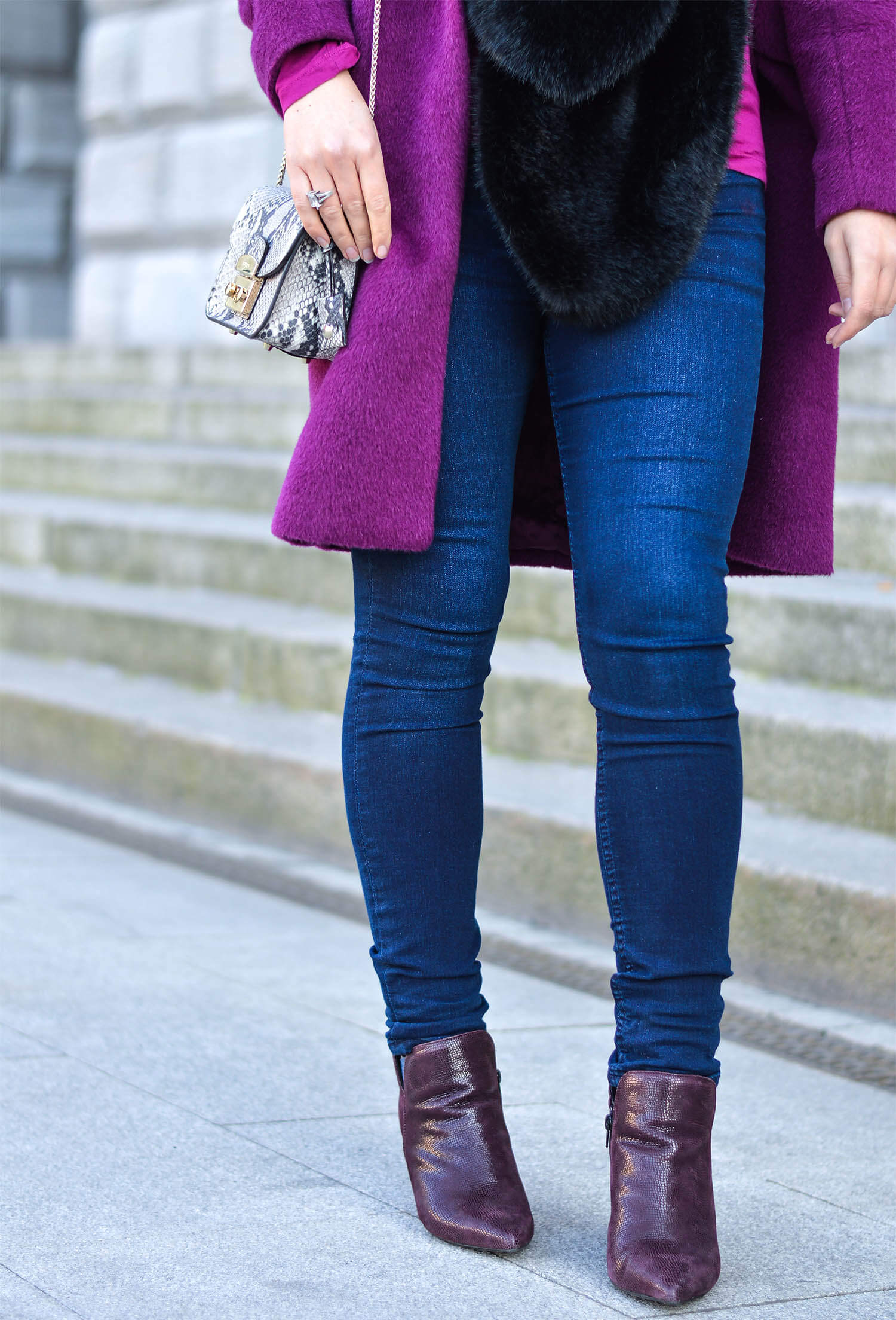 Kationette-fashionblog-Outfit-streetstyle-FakeFur-woolCoat-Furla-ankleBooties-curls