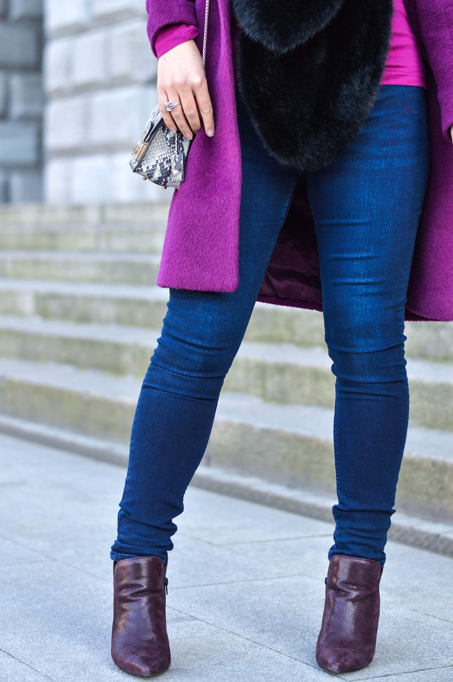 Kationette-fashionblog-Outfit-streetstyle-FakeFur-woolCoat-Furla-ankleBooties-curls