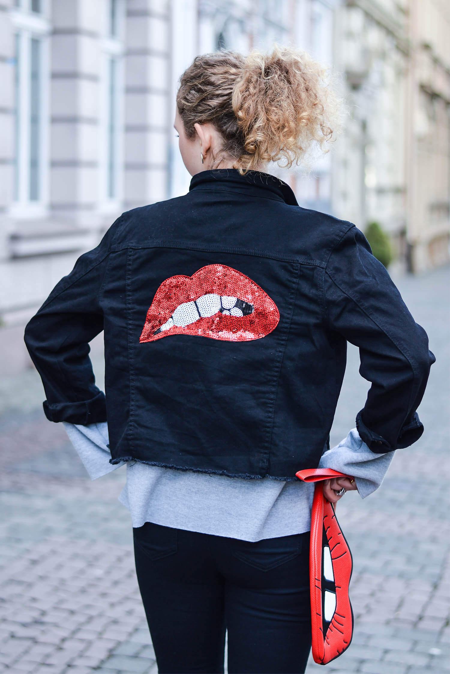 Kationette-fashionblog-nrw-Outfit-Oversized-denim-Jacket-High-Waist-jeans-Kiss-Bag-streetstyle-curls