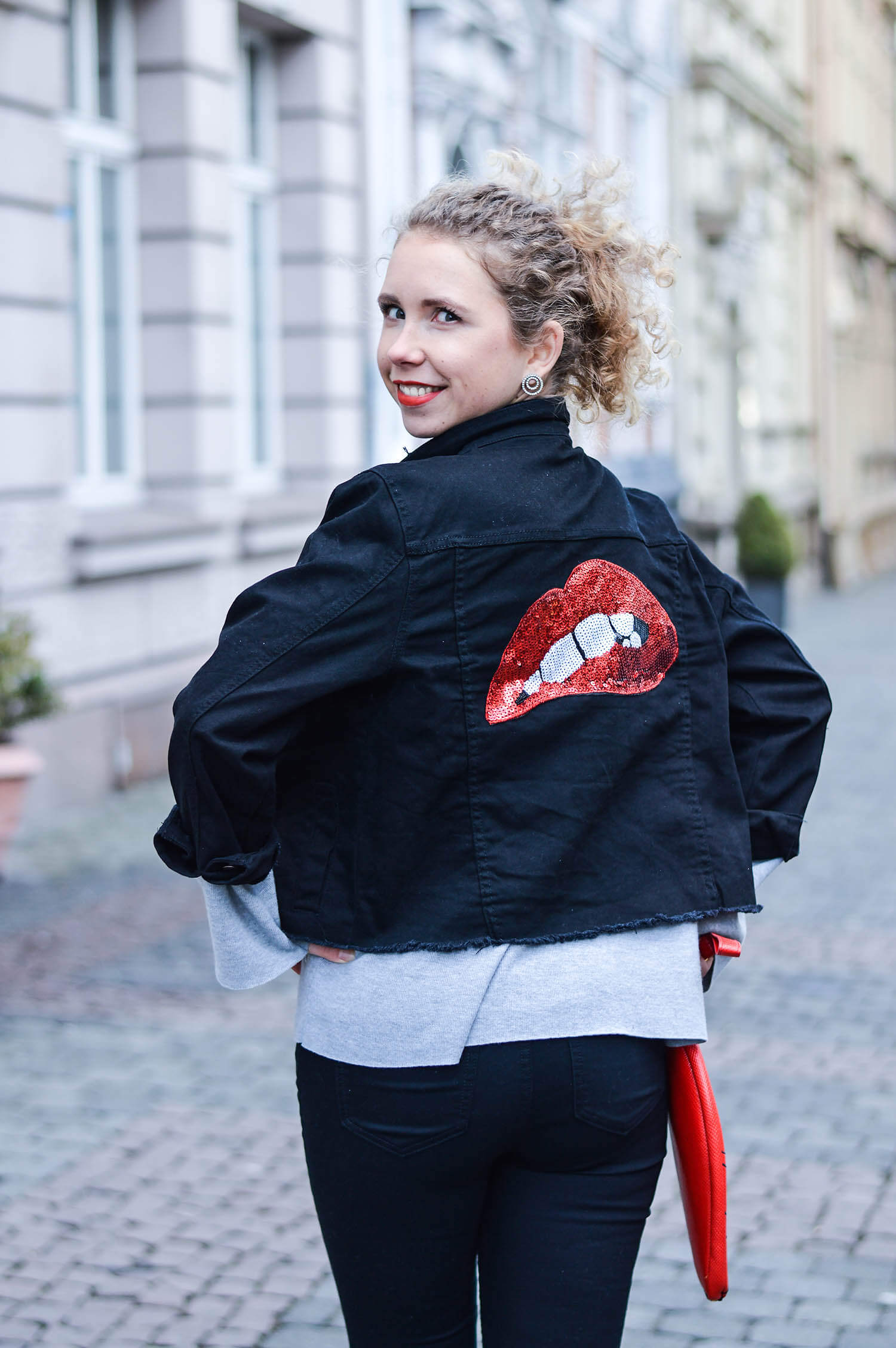 Kationette-fashionblog-nrw-Outfit-Oversized-denim-Jacket-High-Waist-jeans-Kiss-Bag-streetstyle-curls