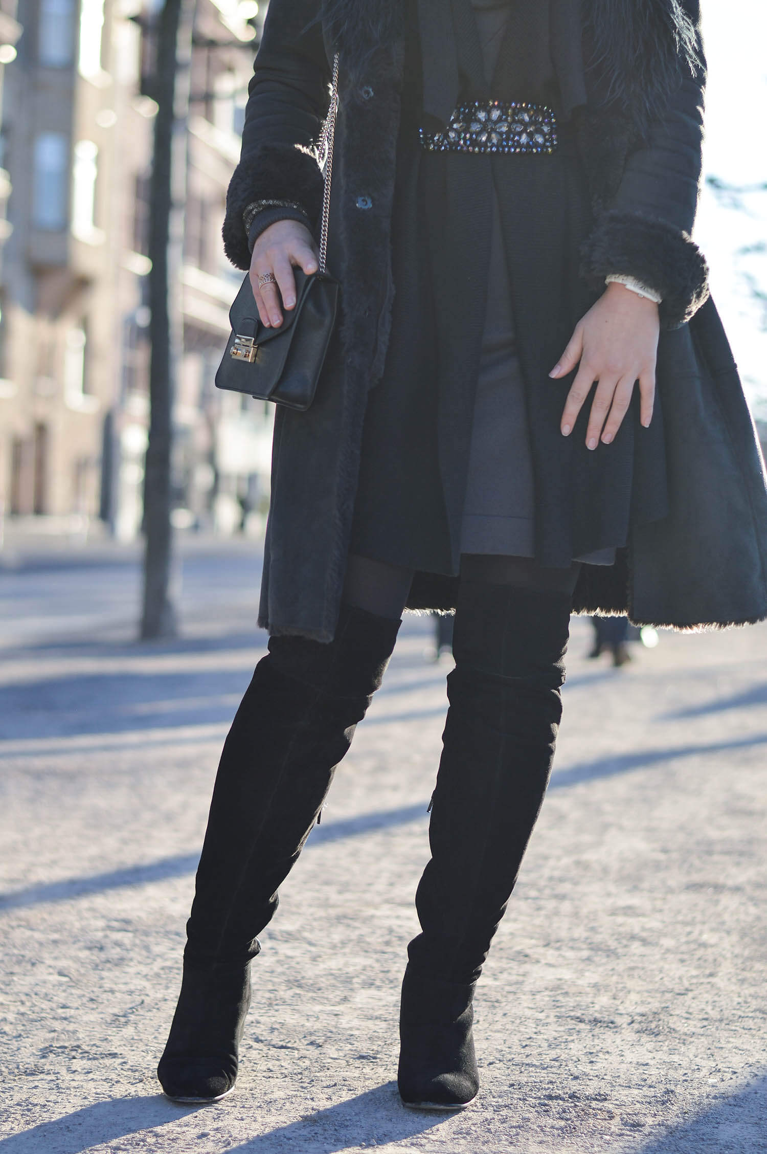 Kationette-fashionblog-Outfit-Shadesofgrey-Shearling-Knit-Overknees-Dusseldorf-furla