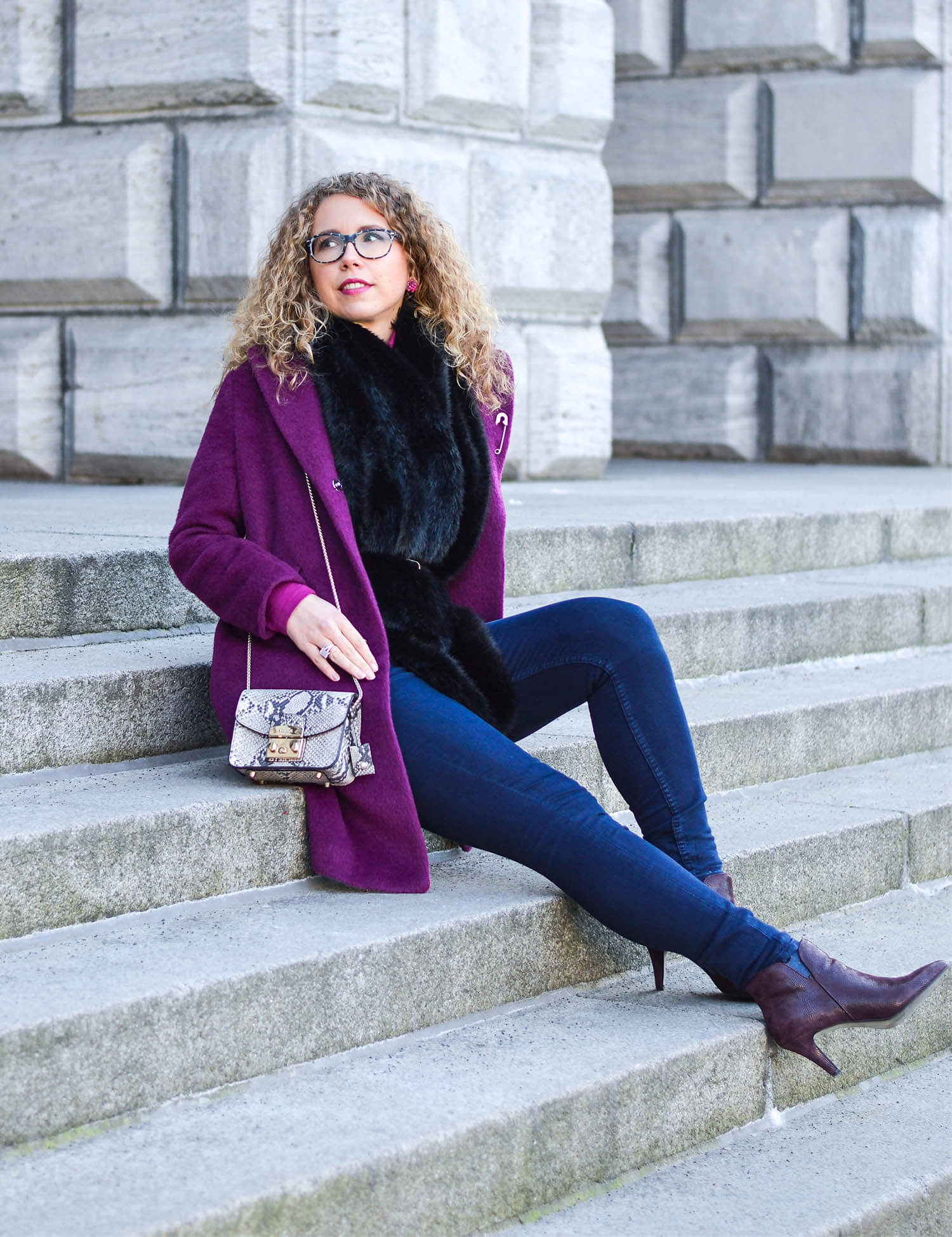 Kationette-fashionblog-Outfit-streetstyle-FakeFur-woolCoat-Furla-ankleBooties-curls