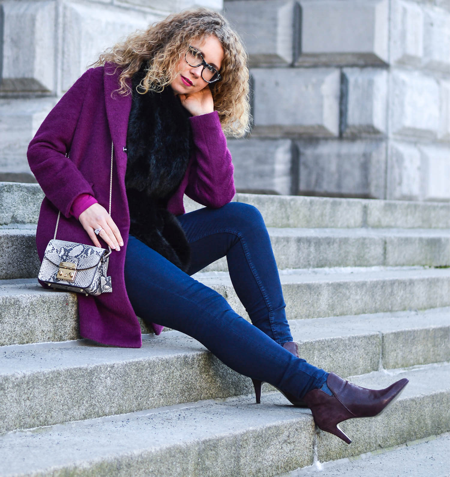 Kationette-fashionblog-Outfit-streetstyle-FakeFur-woolCoat-Furla-ankleBooties-curls