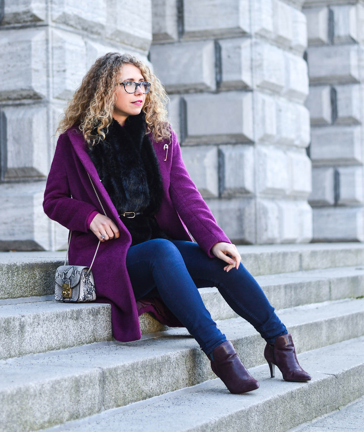 Kationette-fashionblog-Outfit-streetstyle-FakeFur-woolCoat-Furla-ankleBooties-curls