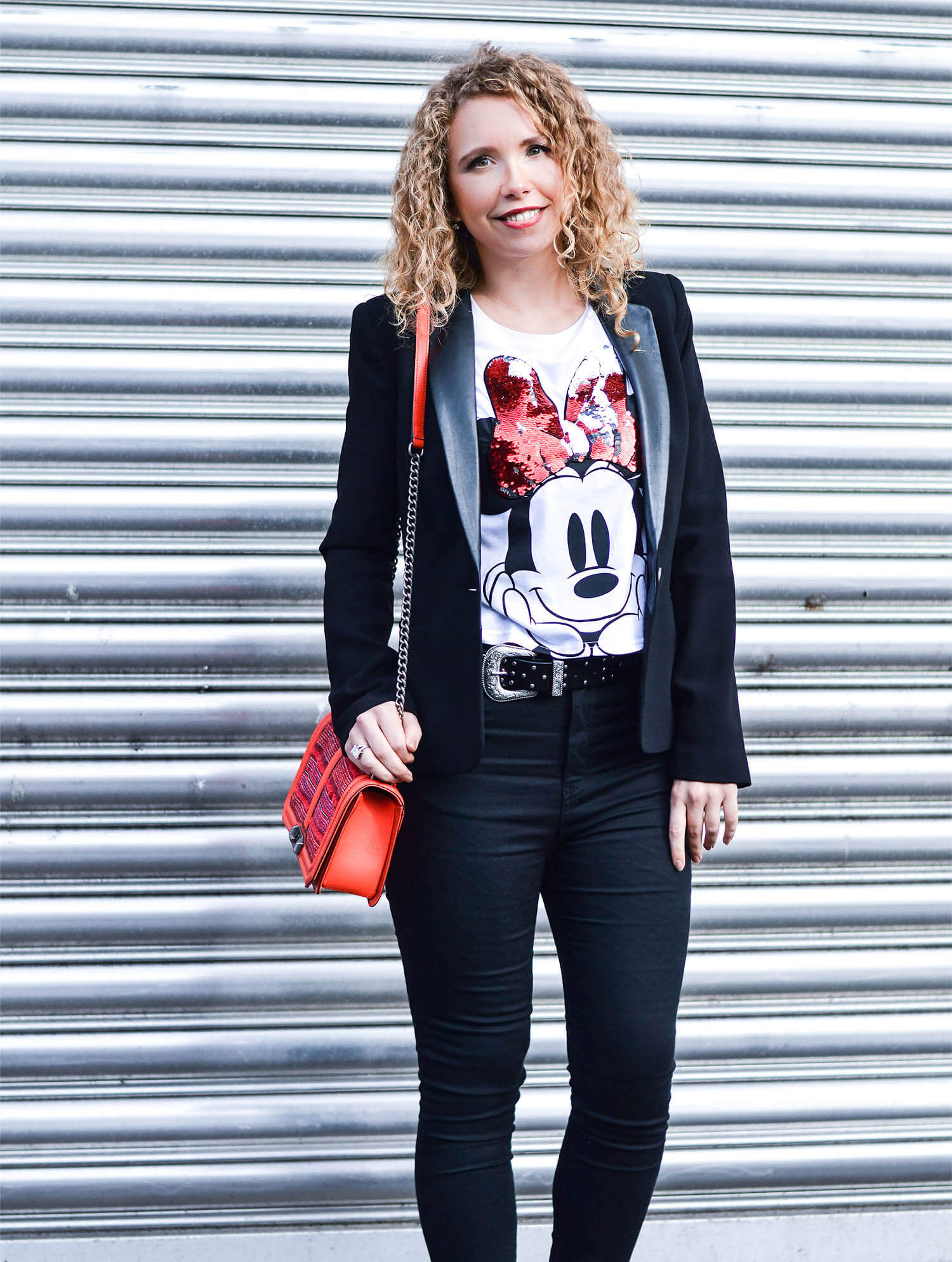kationette-fashionblog-Outfit-Minnie-Mouse-HighWaist-Denim-Fishnet-stockings-RebeccaMinkoff-crossbody-curls