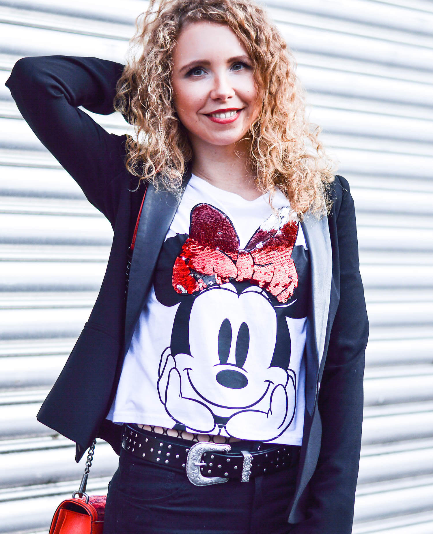 kationette-fashionblog-Outfit-Minnie-Mouse-HighWaist-Denim-Fishnet-stockings-RebeccaMinkoff-crossbody-curls