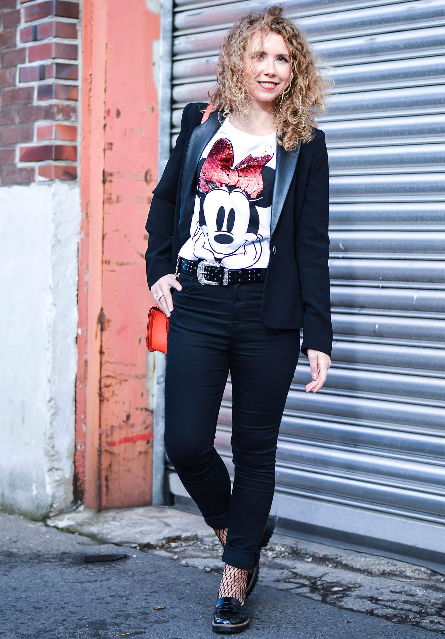 kationette-fashionblog-Outfit-Minnie-Mouse-HighWaist-Denim-Fishnet-stockings-RebeccaMinkoff-crossbody-curls