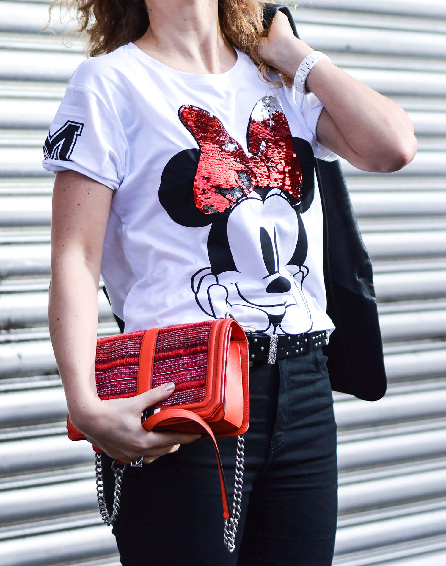 kationette-fashionblog-Outfit-Minnie-Mouse-HighWaist-Denim-Fishnet-stockings-RebeccaMinkoff-crossbody-curls